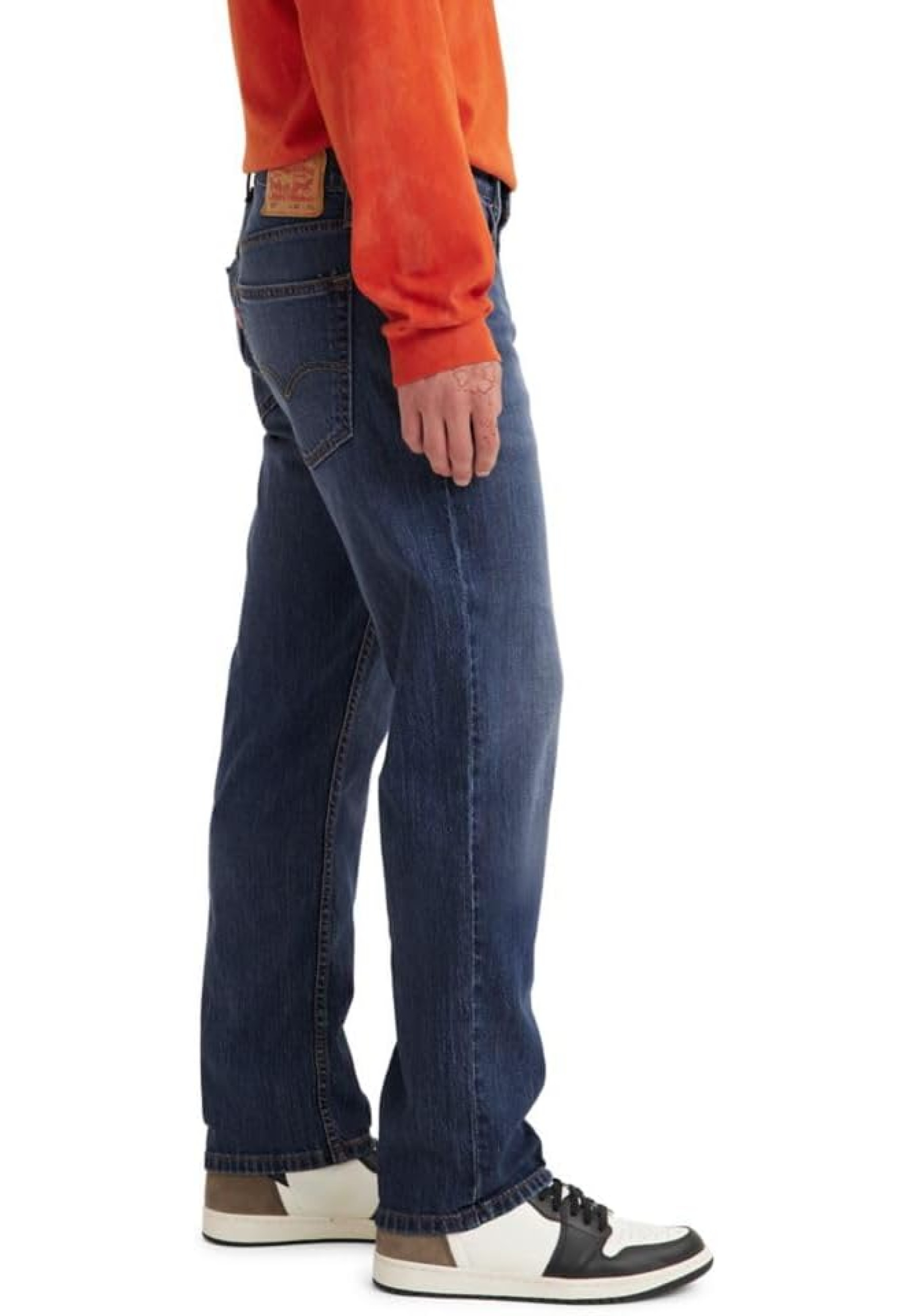 Образ з джинсами Levi's 559 Relaxed Straight Jeans Grapevyne та кросівками для активного стилю 2026