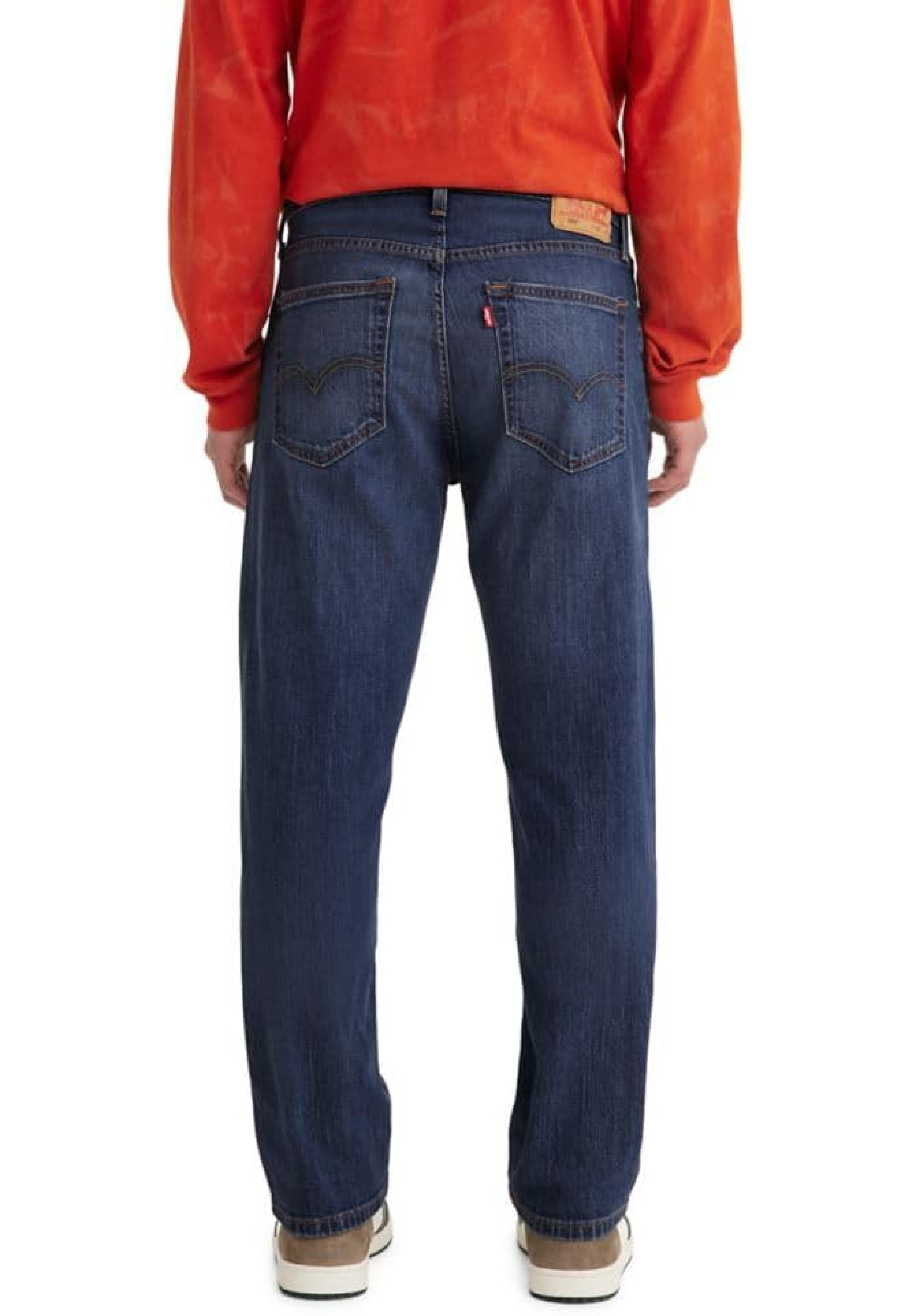 Образ з джинсами Levi's 559 Relaxed Straight Jeans Grapevyne та кросівками для активного стилю 2026