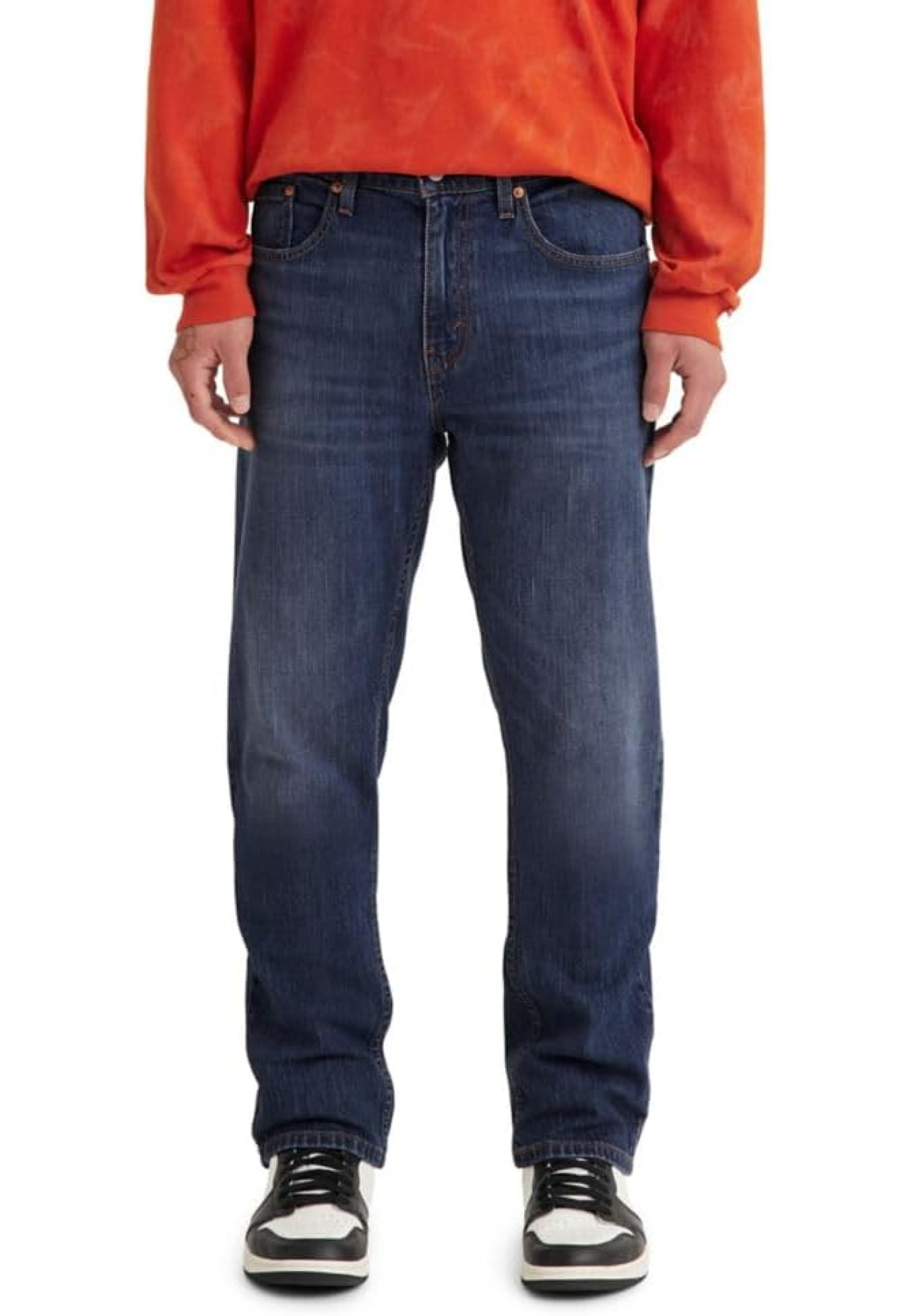 Образ з джинсами Levi's 559 Relaxed Straight Jeans Grapevyne та кросівками для активного стилю 2026