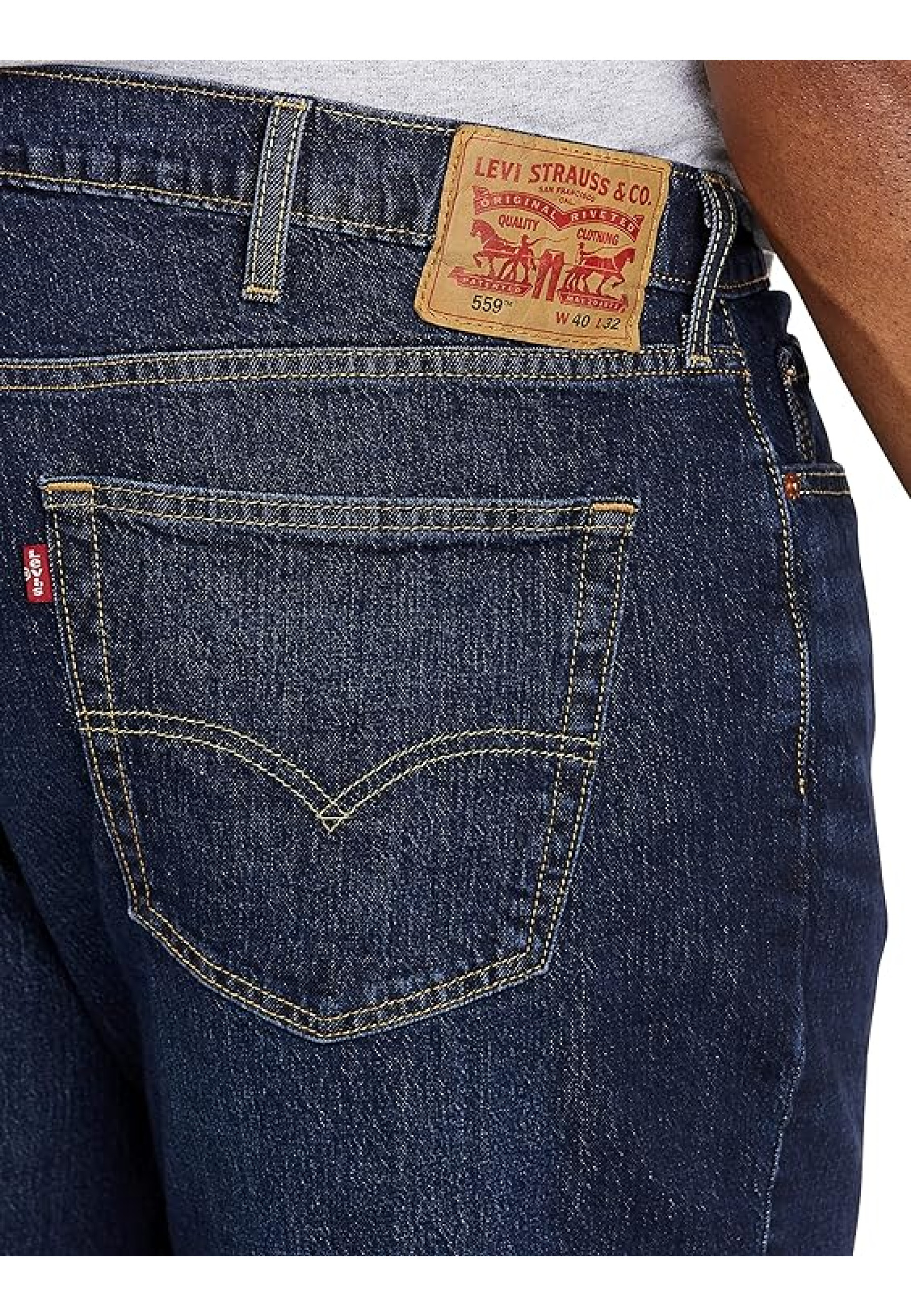 Чоловічі джинси Levi's 559 Nail Loop Knot темно-синього кольору на моделі