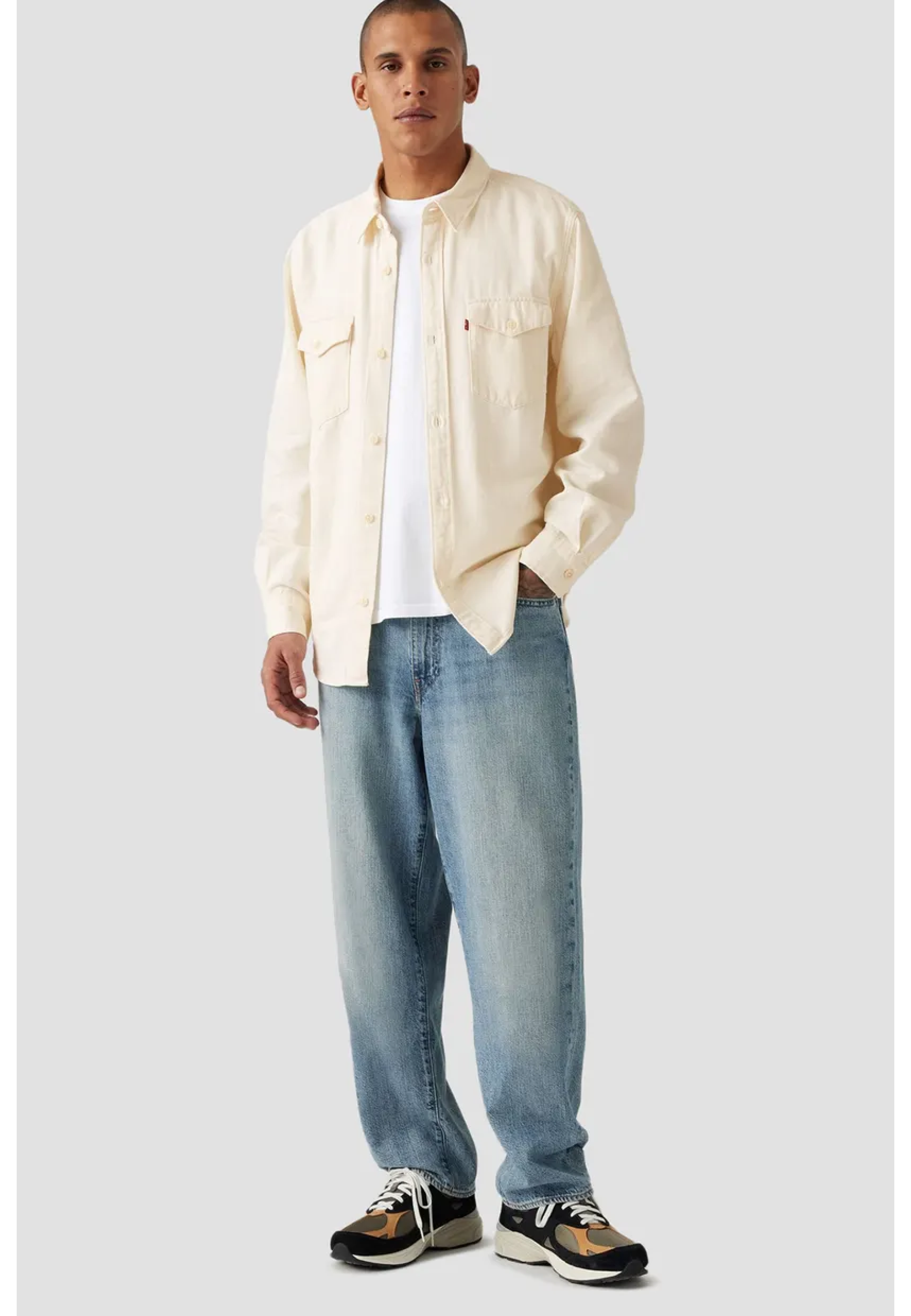 Образ с джинсами Levi's 568 Loose Linen+ Denim At The Laundromat на летней прогулке 2026