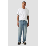 Образ с джинсами Levi's 568 Loose Linen+ Denim At The Laundromat на летней прогулке 2026