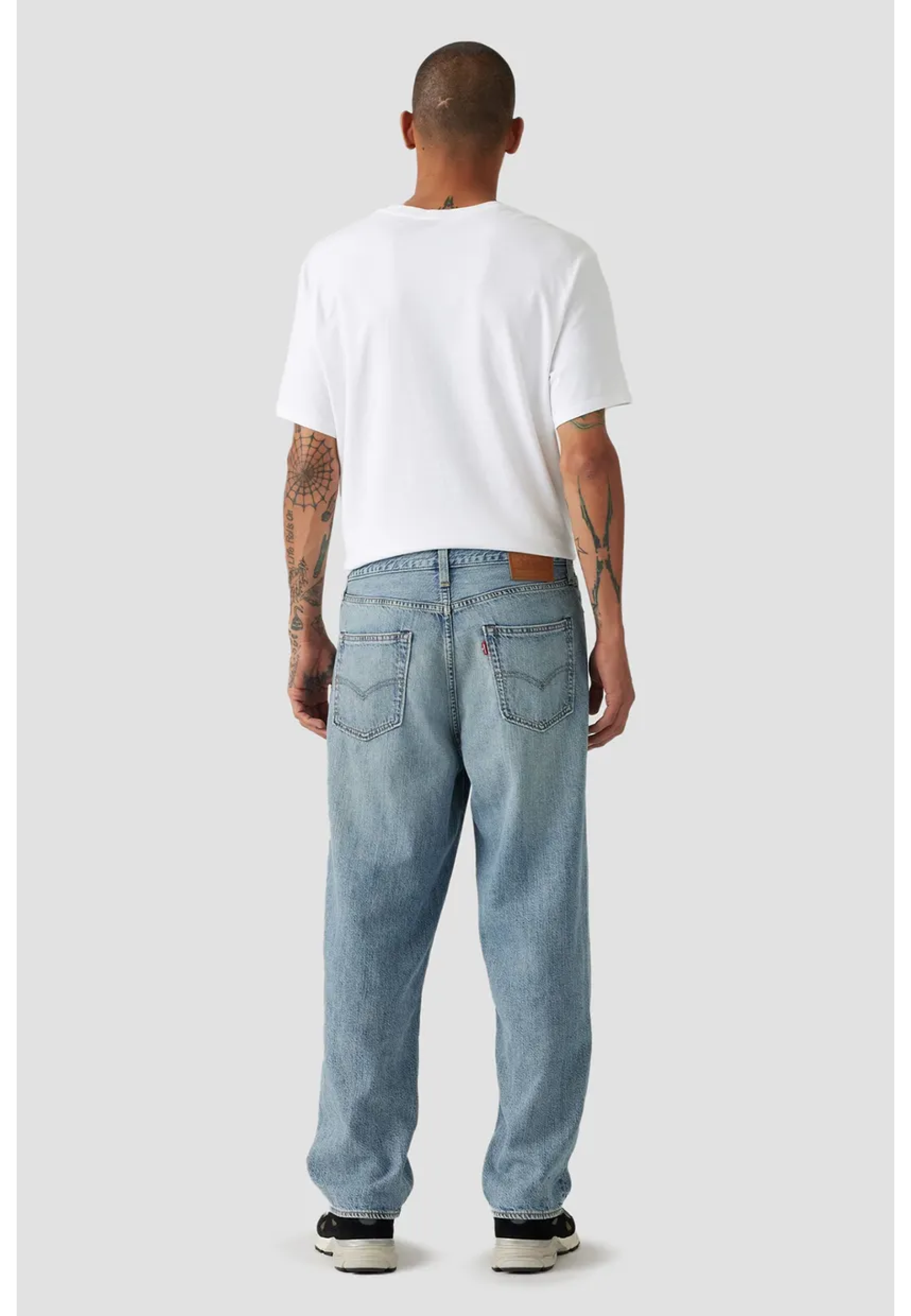 Образ с джинсами Levi's 568 Loose Linen+ Denim At The Laundromat на летней прогулке 2026