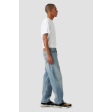 Образ с джинсами Levi's 568 Loose Linen+ Denim At The Laundromat на летней прогулке 2026