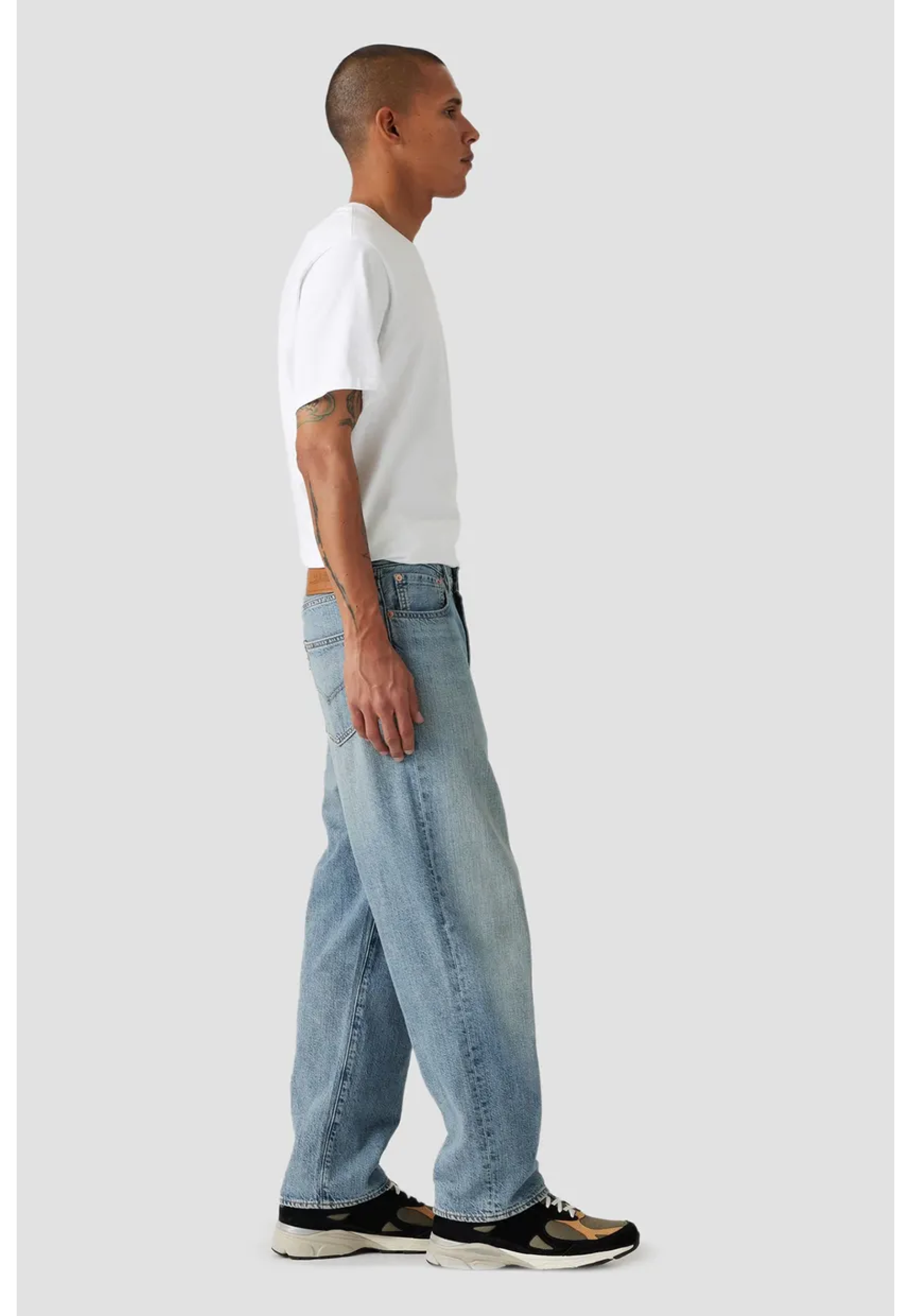 Образ с джинсами Levi's 568 Loose Linen+ Denim At The Laundromat на летней прогулке 2026