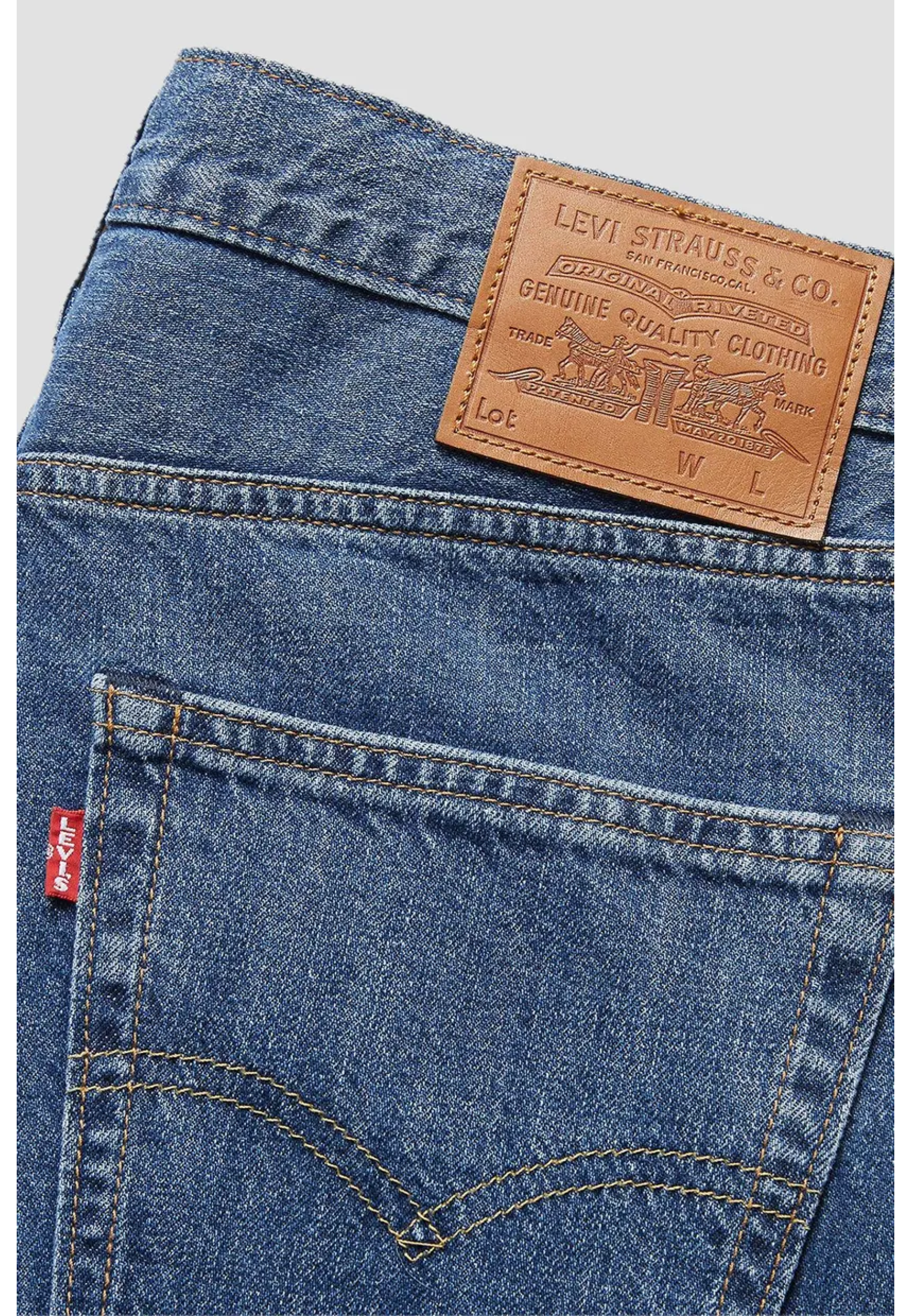 Outfit with Levi's 568 Loose Linen+ Denim Jeans Tailored Scholar on summer walk 2026