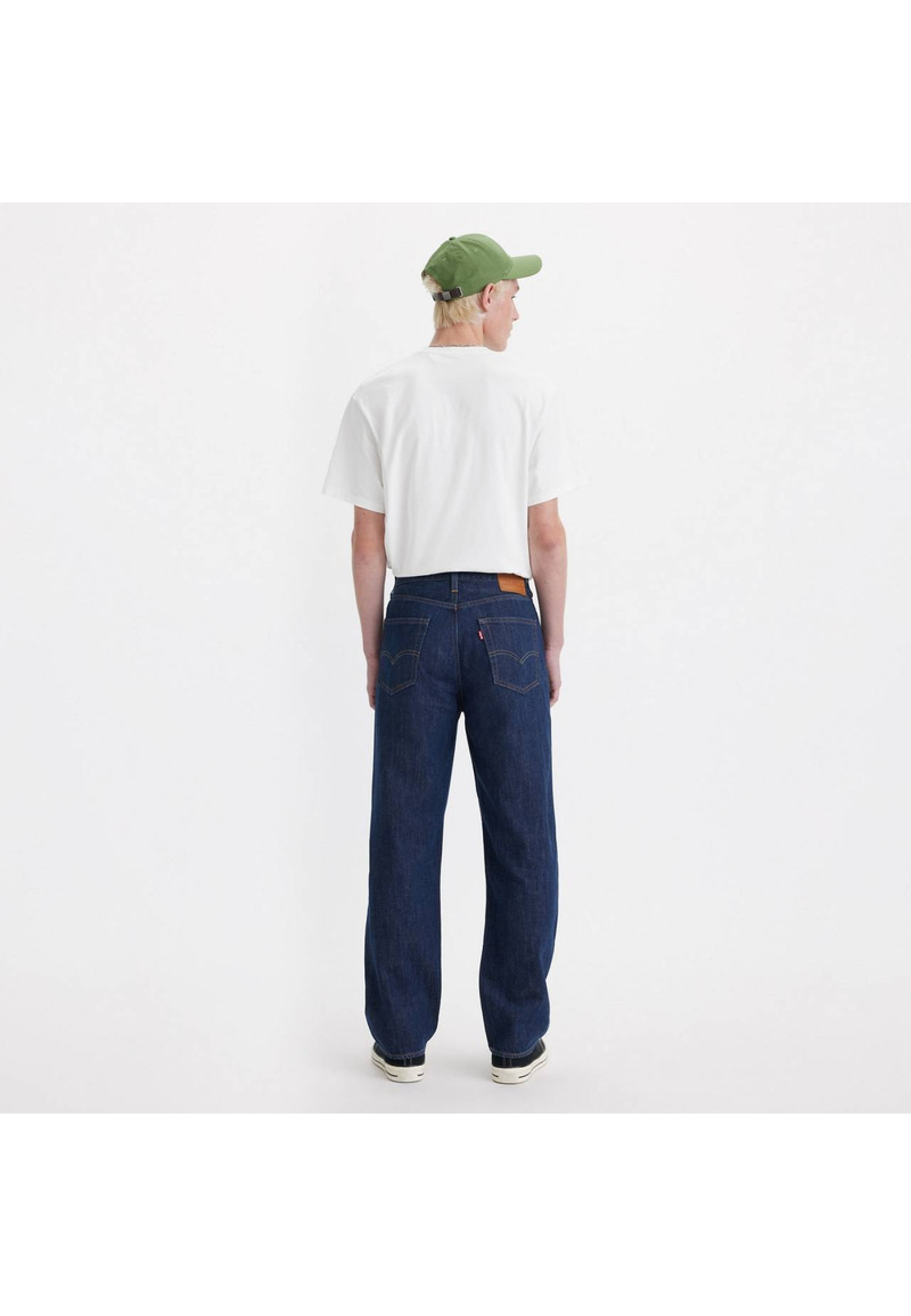 Outfit with Levi's 568 Loose Linen+ Denim Jeans Big Cap Lightweight Dark Wash on summer walk 2026