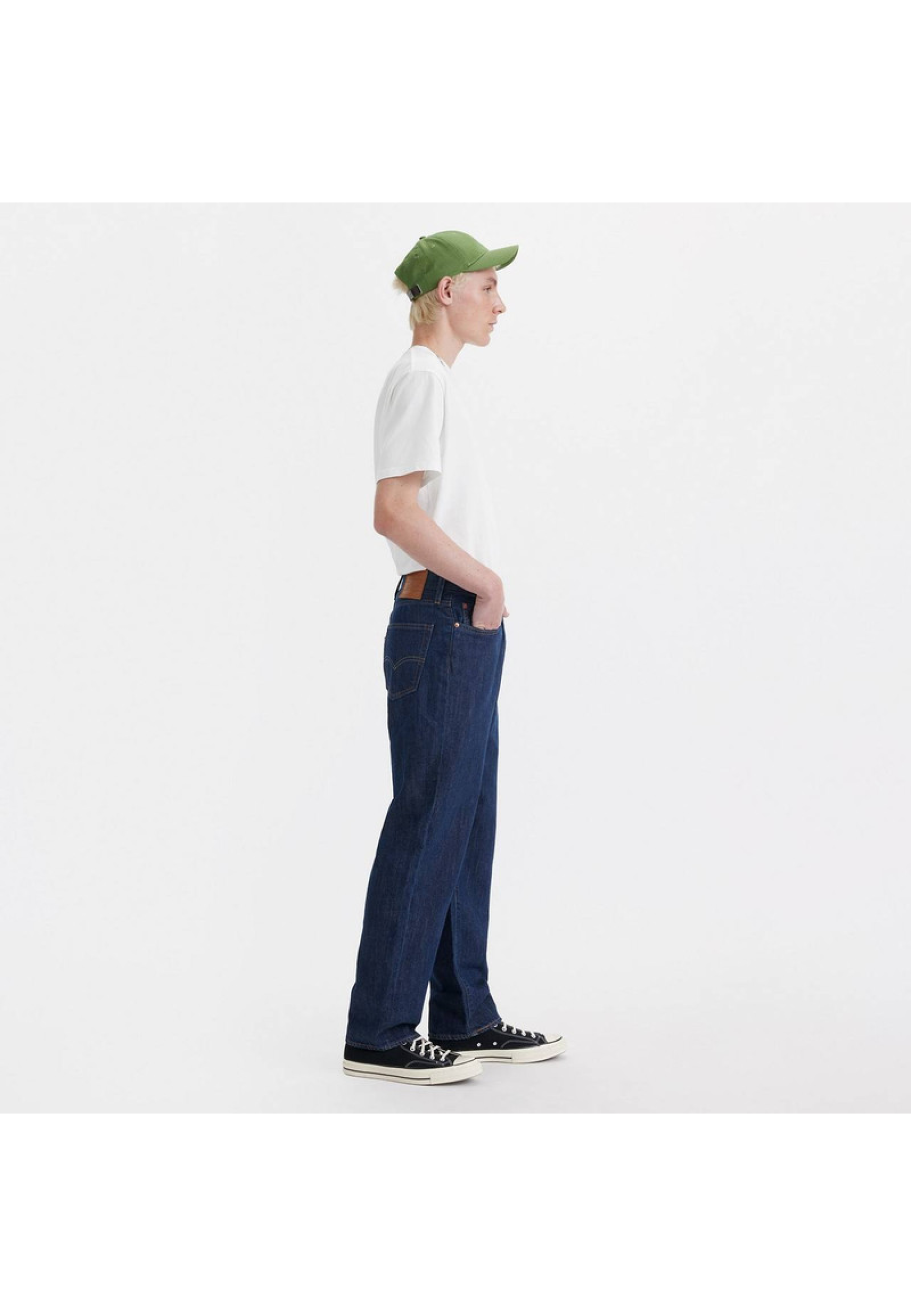 Outfit with Levi's 568 Loose Linen+ Denim Jeans Big Cap Lightweight Dark Wash on summer walk 2026
