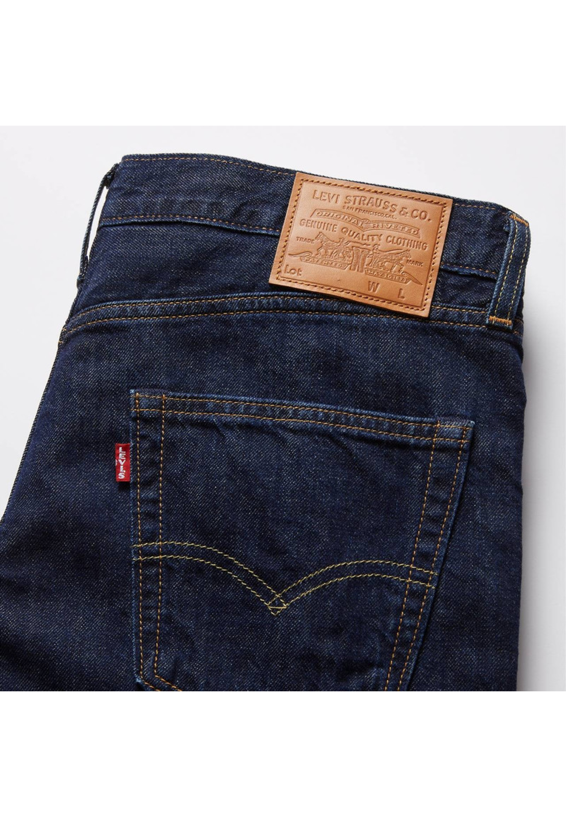 Outfit with Levi's 568 Loose Linen+ Denim Jeans Big Cap Lightweight Dark Wash on summer walk 2026