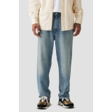 Образ с джинсами Levi's 568 Loose Linen+ Denim At The Laundromat на летней прогулке 2026