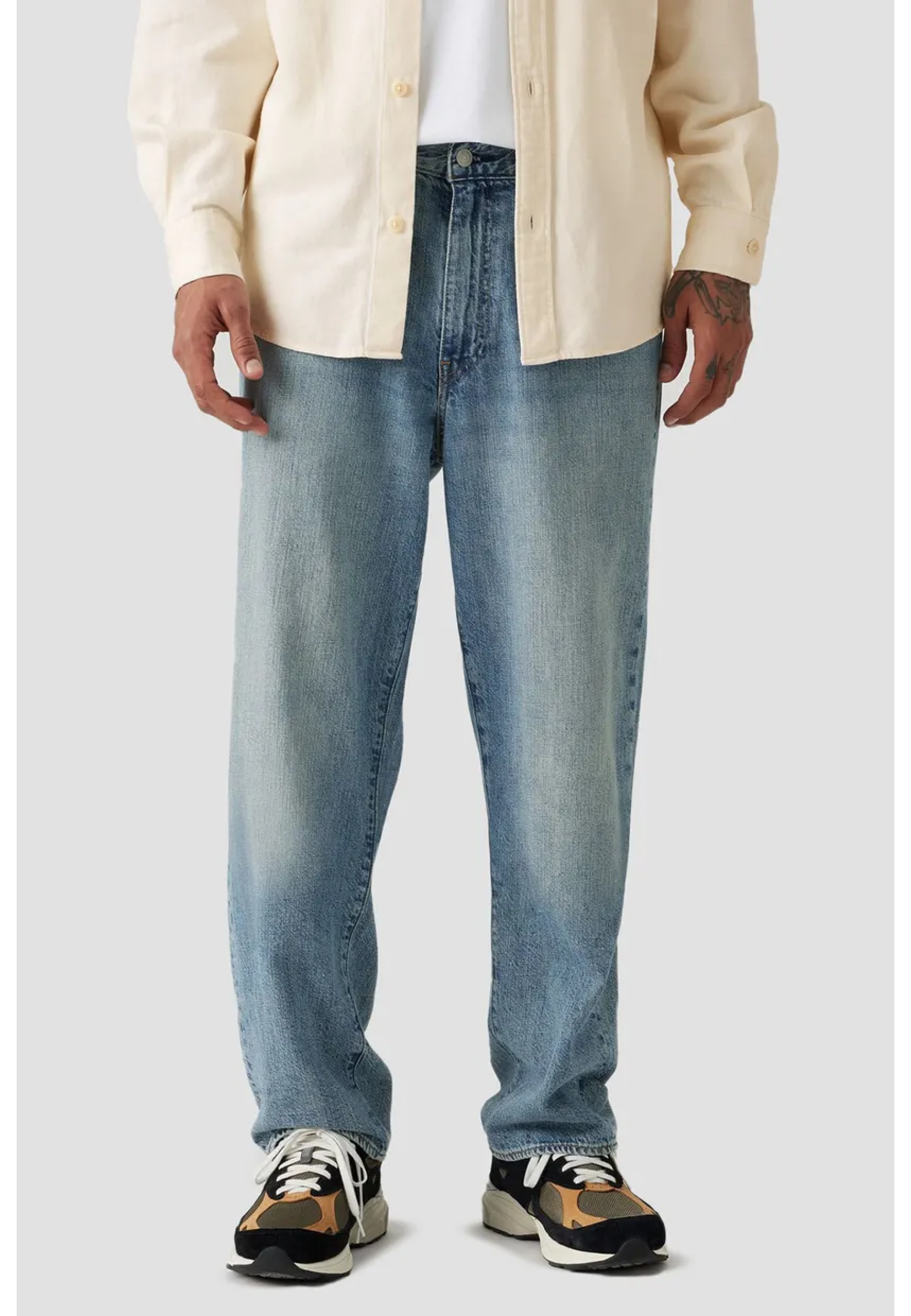 Образ с джинсами Levi's 568 Loose Linen+ Denim At The Laundromat на летней прогулке 2026