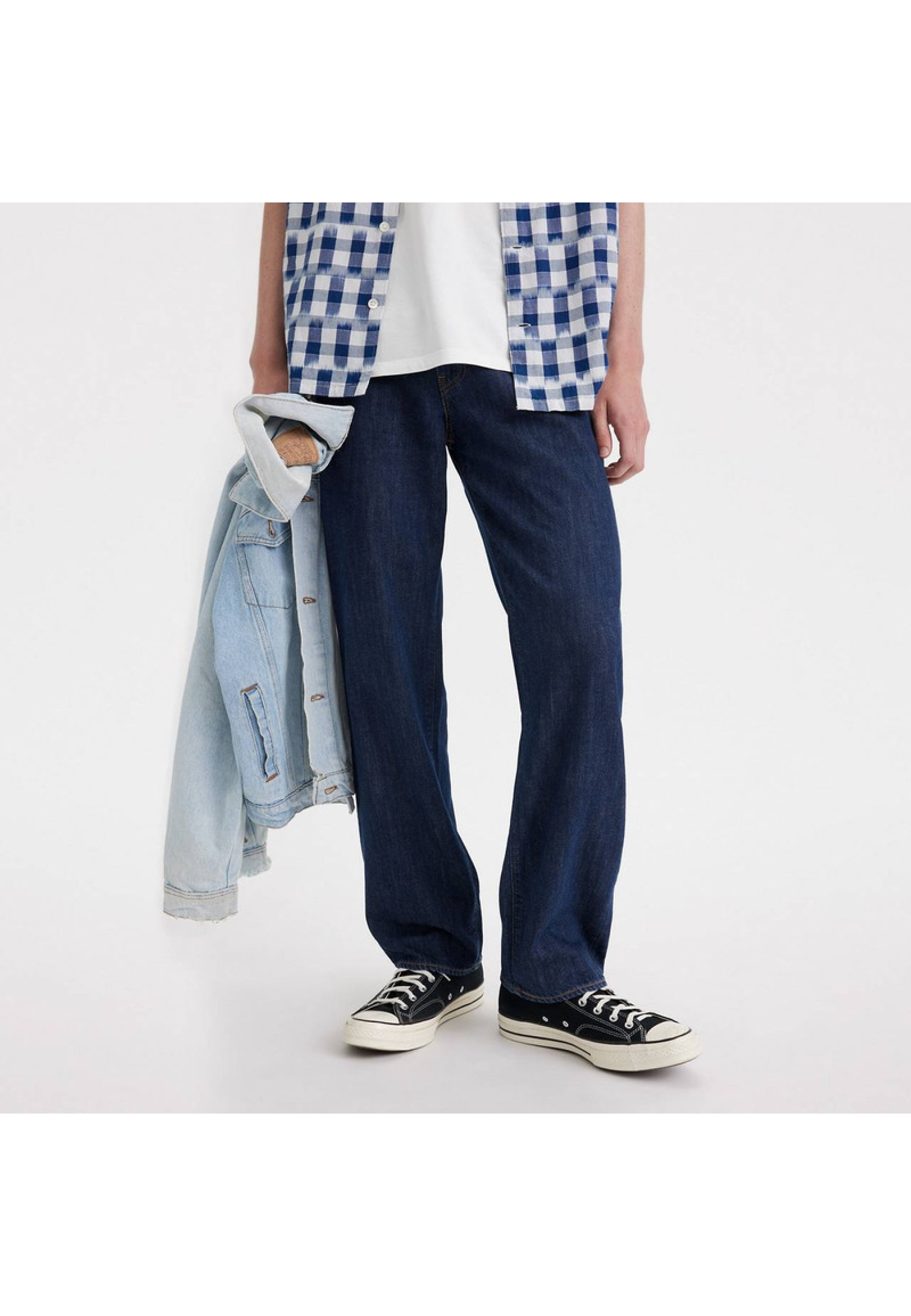 Outfit with Levi's 568 Loose Linen+ Denim Jeans Big Cap Lightweight Dark Wash on summer walk 2026