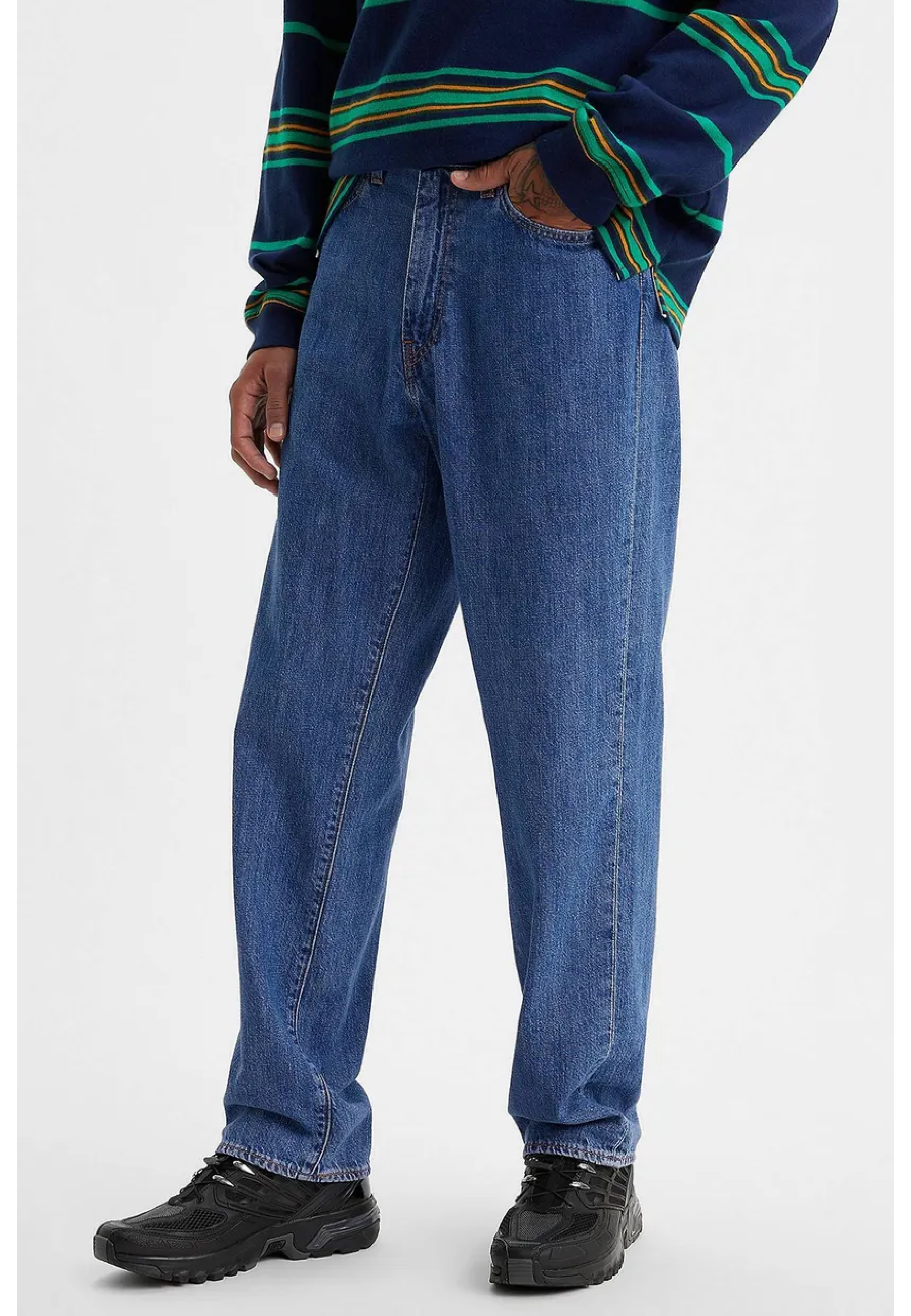 Outfit with Levi's 568 Loose Linen+ Denim Jeans Tailored Scholar on summer walk 2026