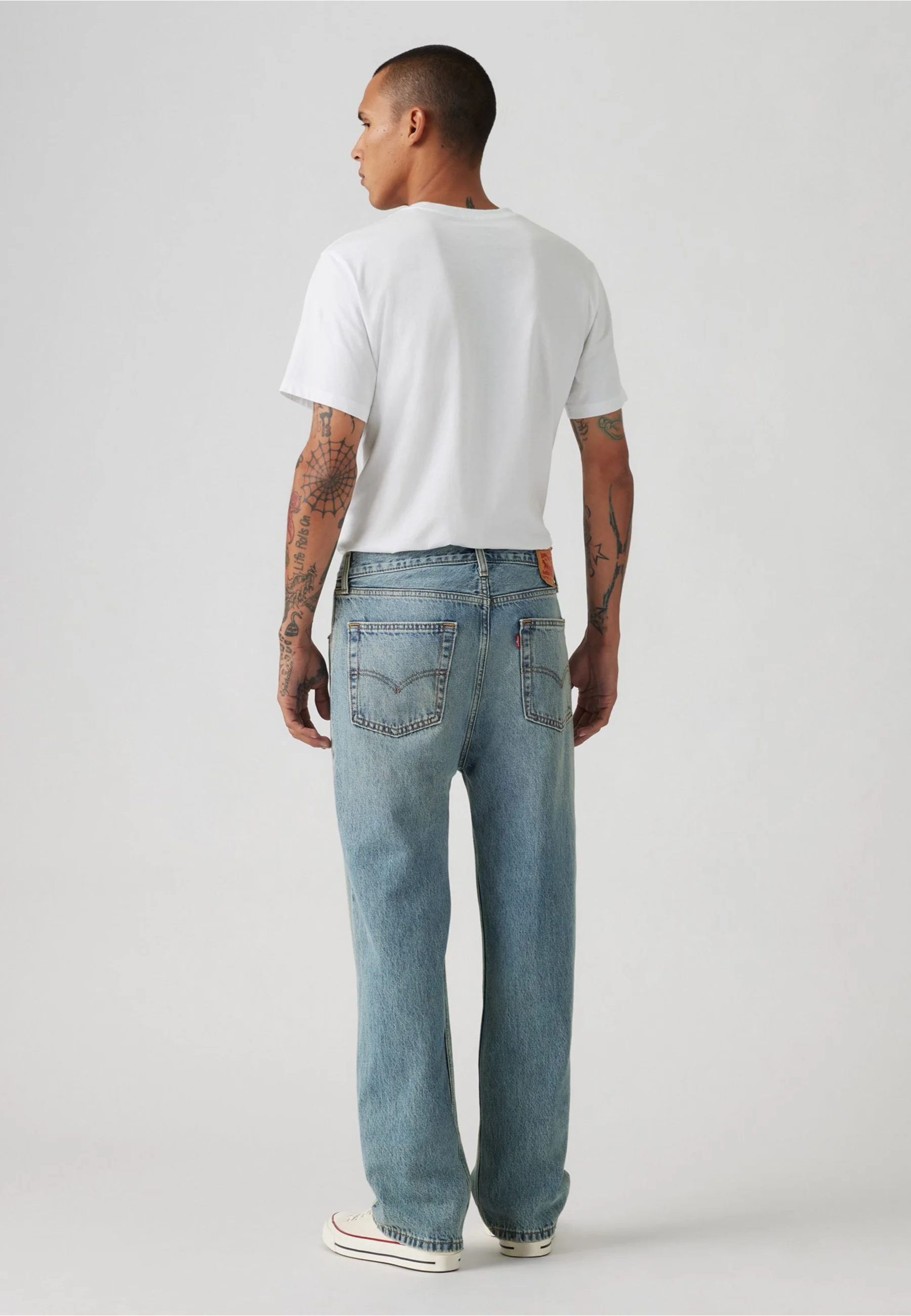 Образ з джинсами Levi's 565 Loose Straight Mellow Mornings та кросівками для активного стилю 2026