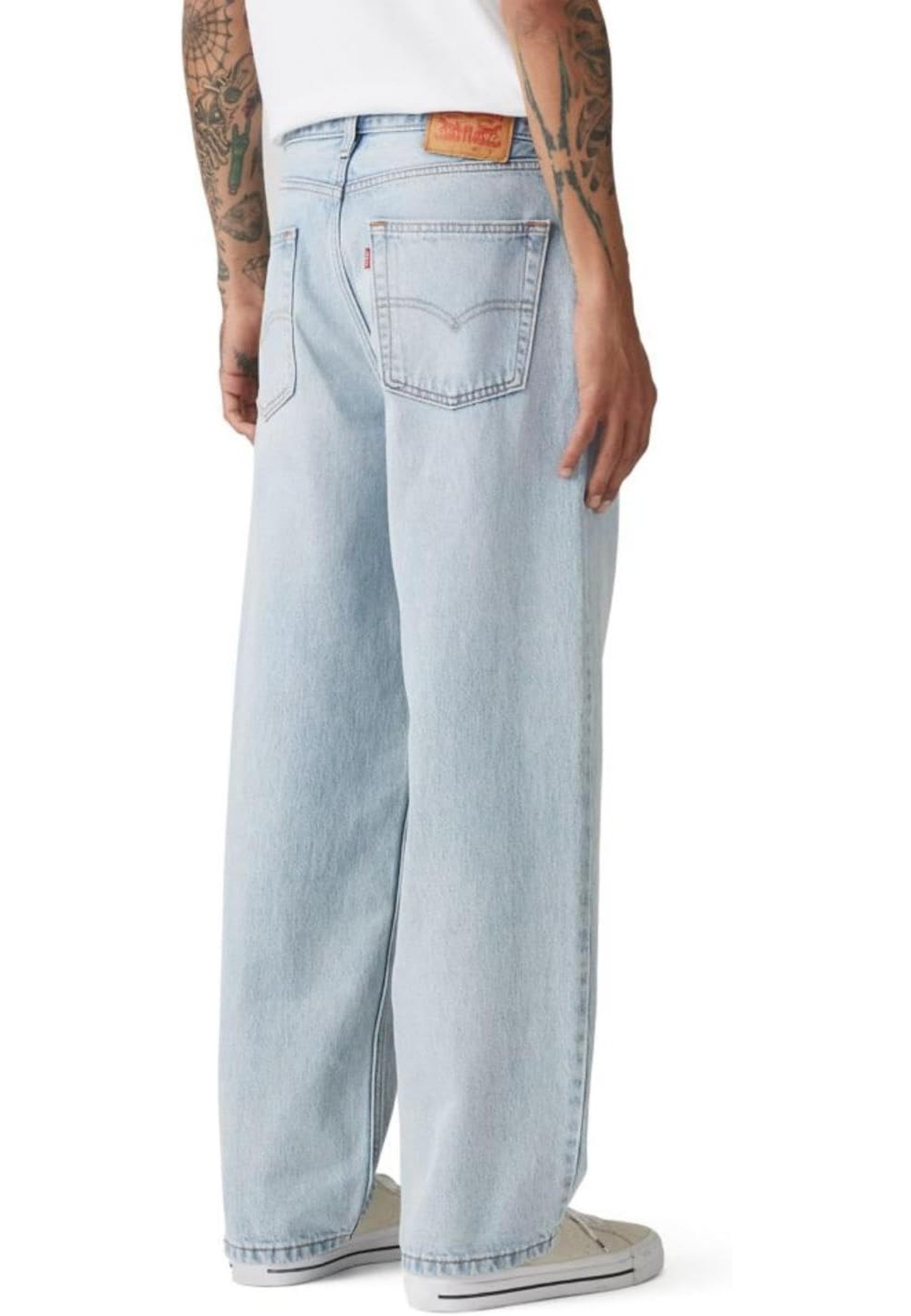 Чоловічі джинси Levi's 578 Baggy Fit у кольорі Bag Secured з oversize футболкою та кросівками