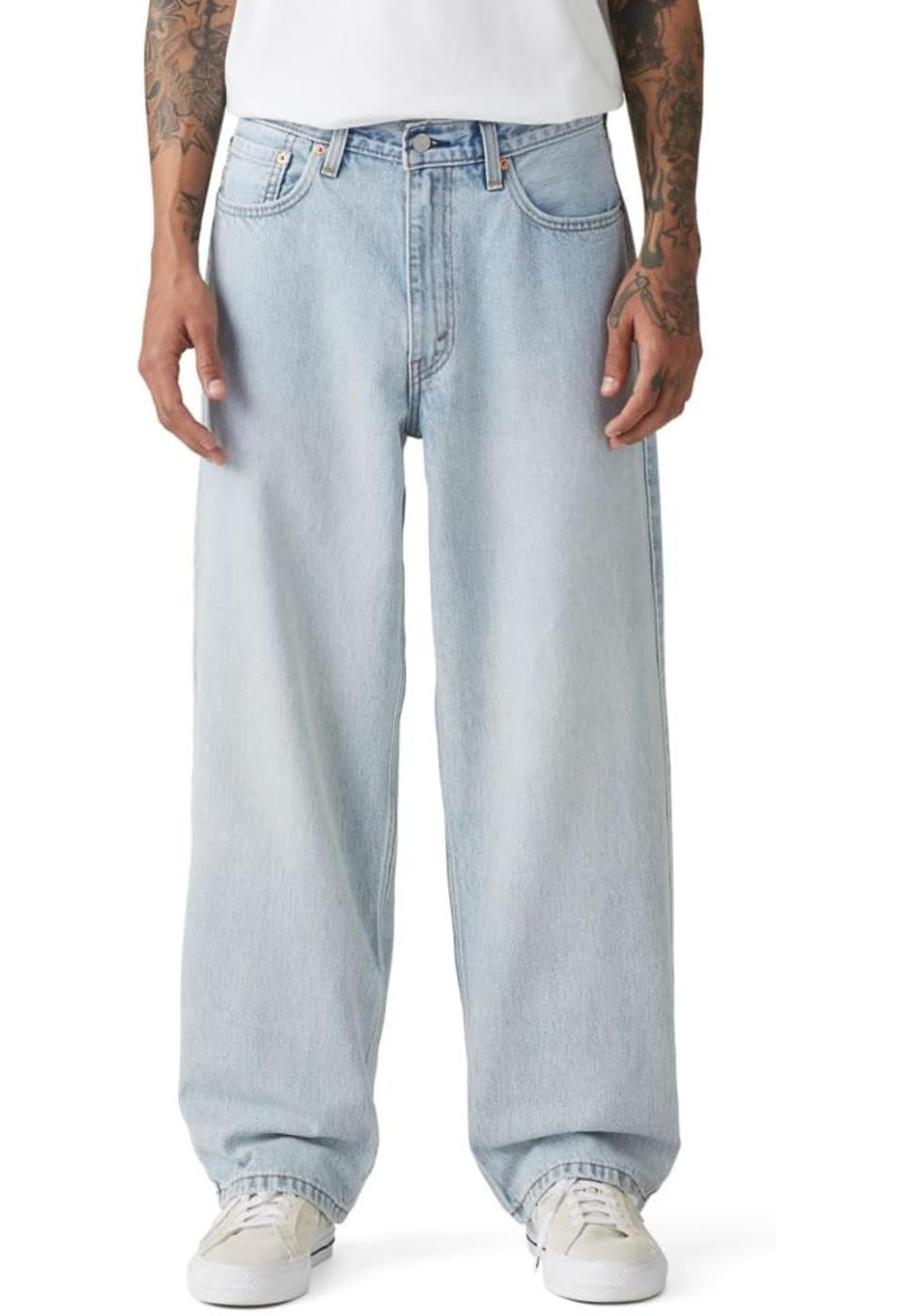 Чоловічі джинси Levi's 578 Baggy Fit у кольорі Bag Secured з oversize футболкою та кросівками