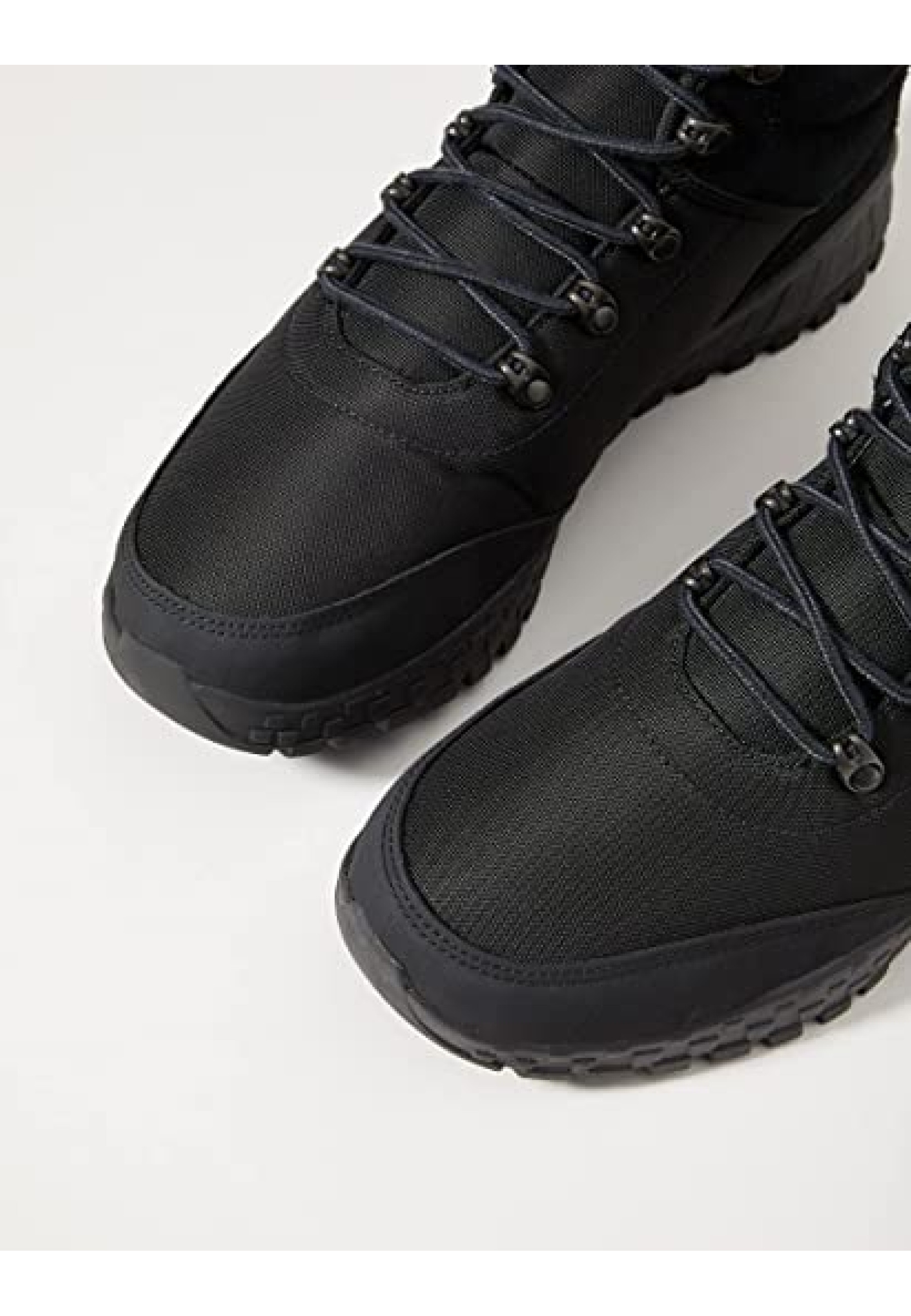 Чоловічі трекінгові черевики Columbia Fairbanks Mid Black Shark у поході 2026