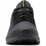 Образ с кроссовками Columbia Trailstorm Waterproof Wide Dark Grey/Bright Gold на мокрой горной тропе 2026