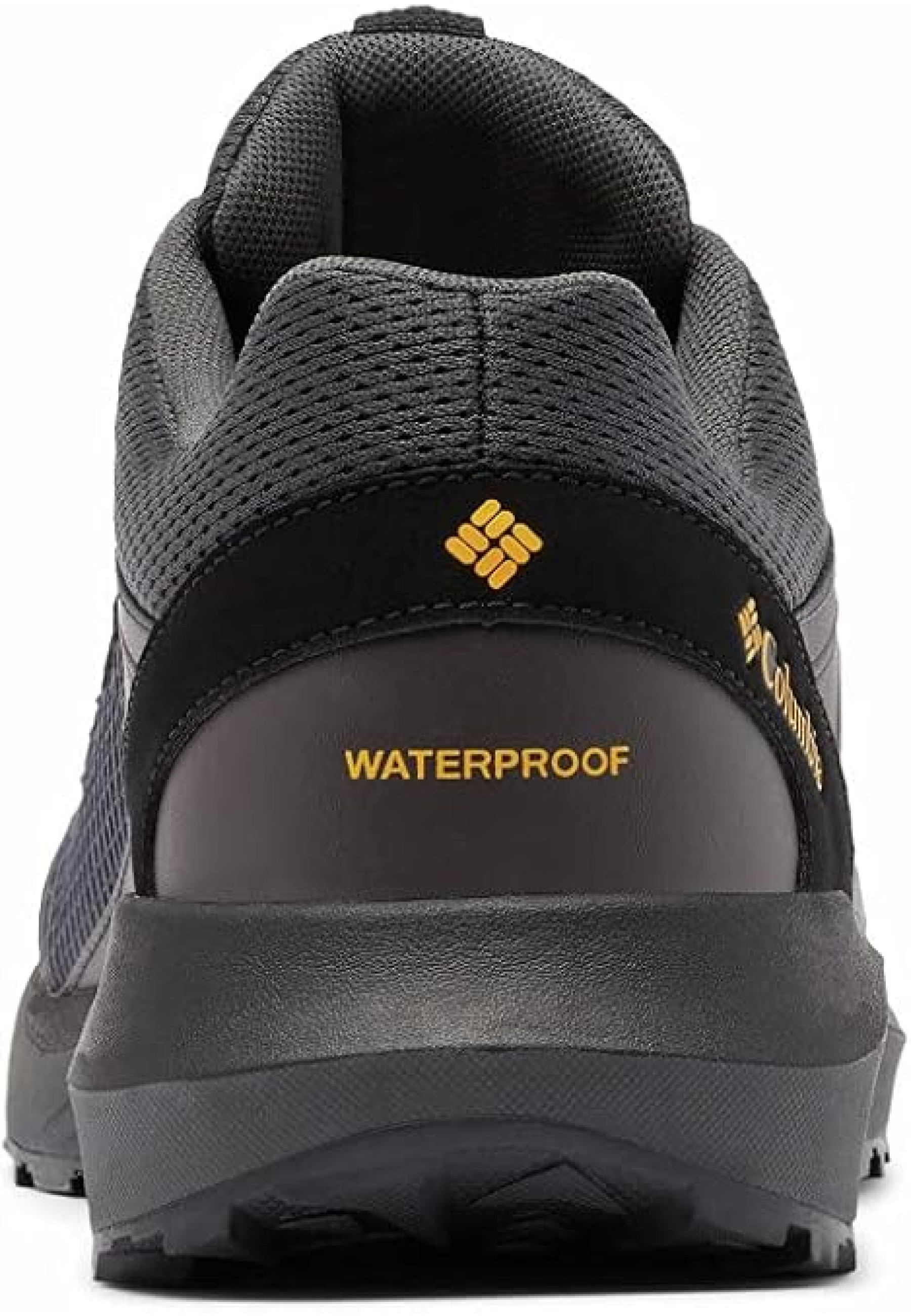 Образ с кроссовками Columbia Trailstorm Waterproof Wide Dark Grey/Bright Gold на мокрой горной тропе 2026