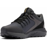 Образ с кроссовками Columbia Trailstorm Waterproof Wide Dark Grey/Bright Gold на мокрой горной тропе 2026