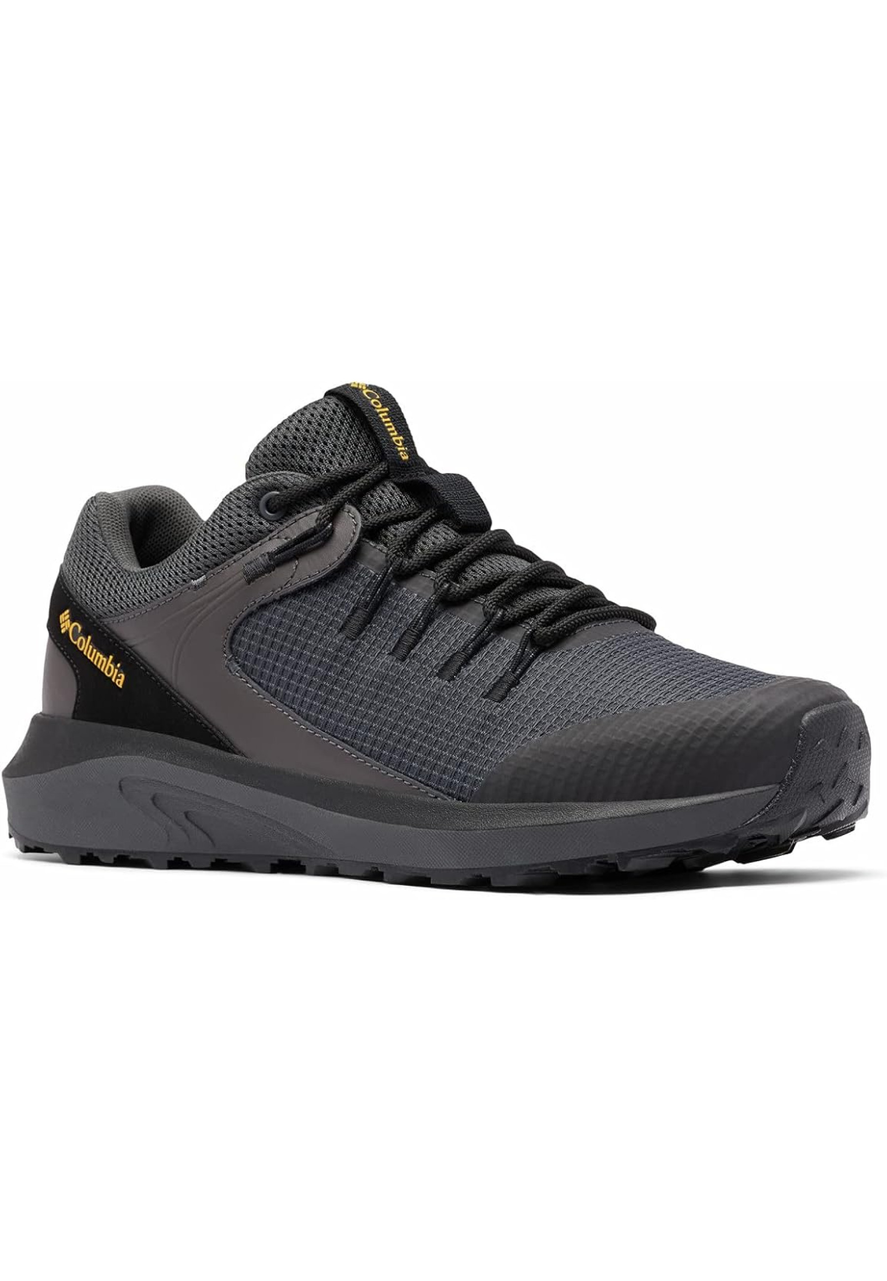 Образ с кроссовками Columbia Trailstorm Waterproof Wide Dark Grey/Bright Gold на мокрой горной тропе 2026