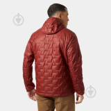 Зимний образ с курткой Helly Hansen LIFALOFT Hooded Insulator Mars Red и джинсами 2025