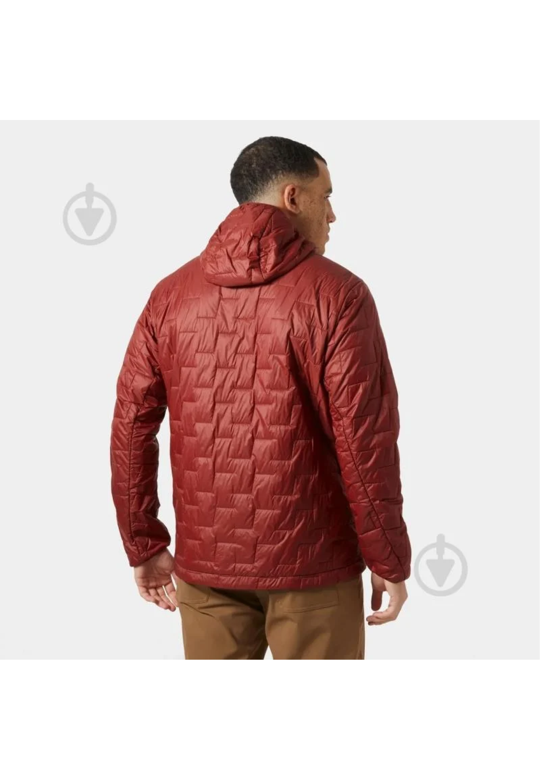 Зимний образ с курткой Helly Hansen LIFALOFT Hooded Insulator Mars Red и джинсами 2025