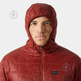 Зимний образ с курткой Helly Hansen LIFALOFT Hooded Insulator Mars Red и джинсами 2025
