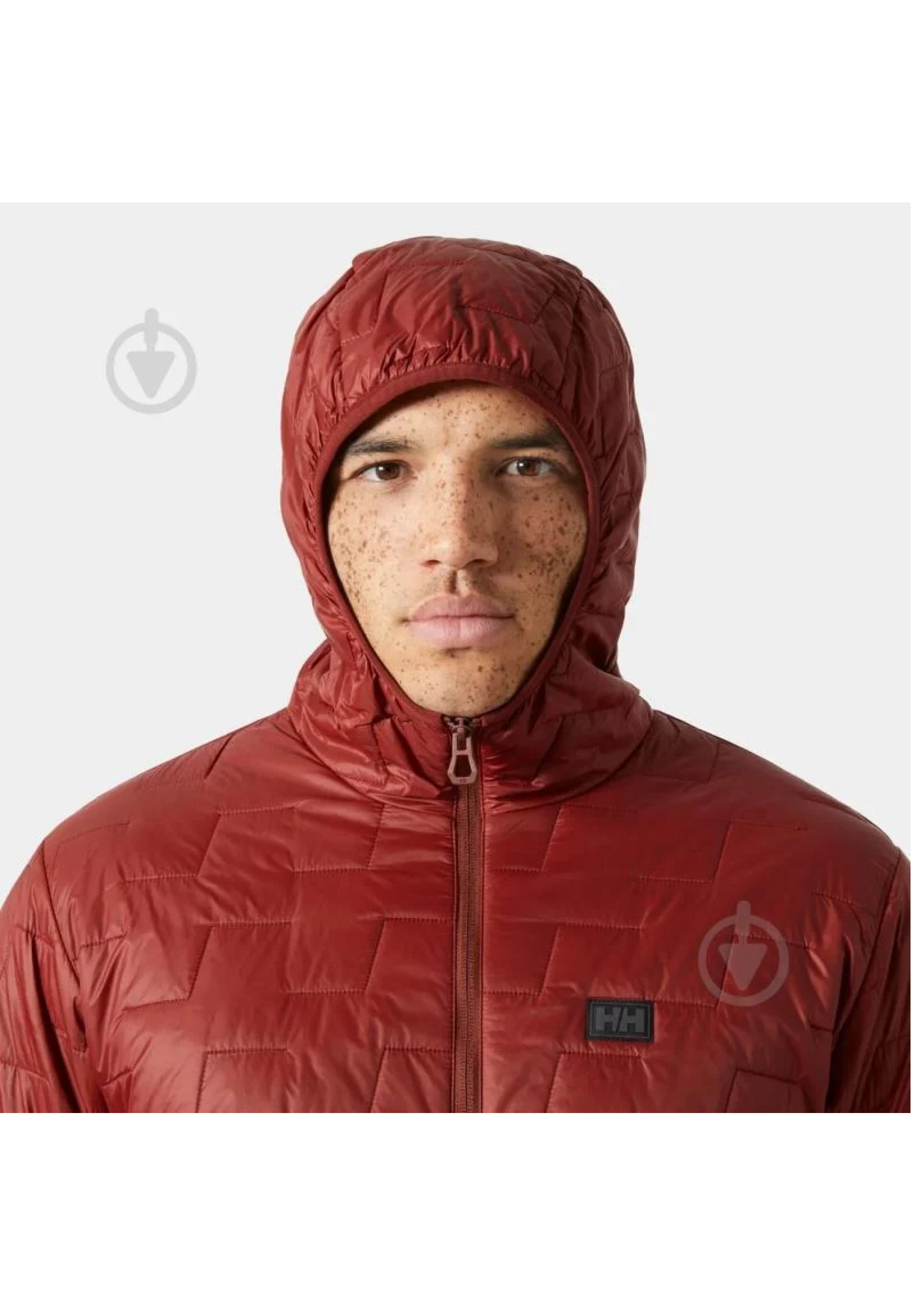Зимний образ с курткой Helly Hansen LIFALOFT Hooded Insulator Mars Red и джинсами 2025