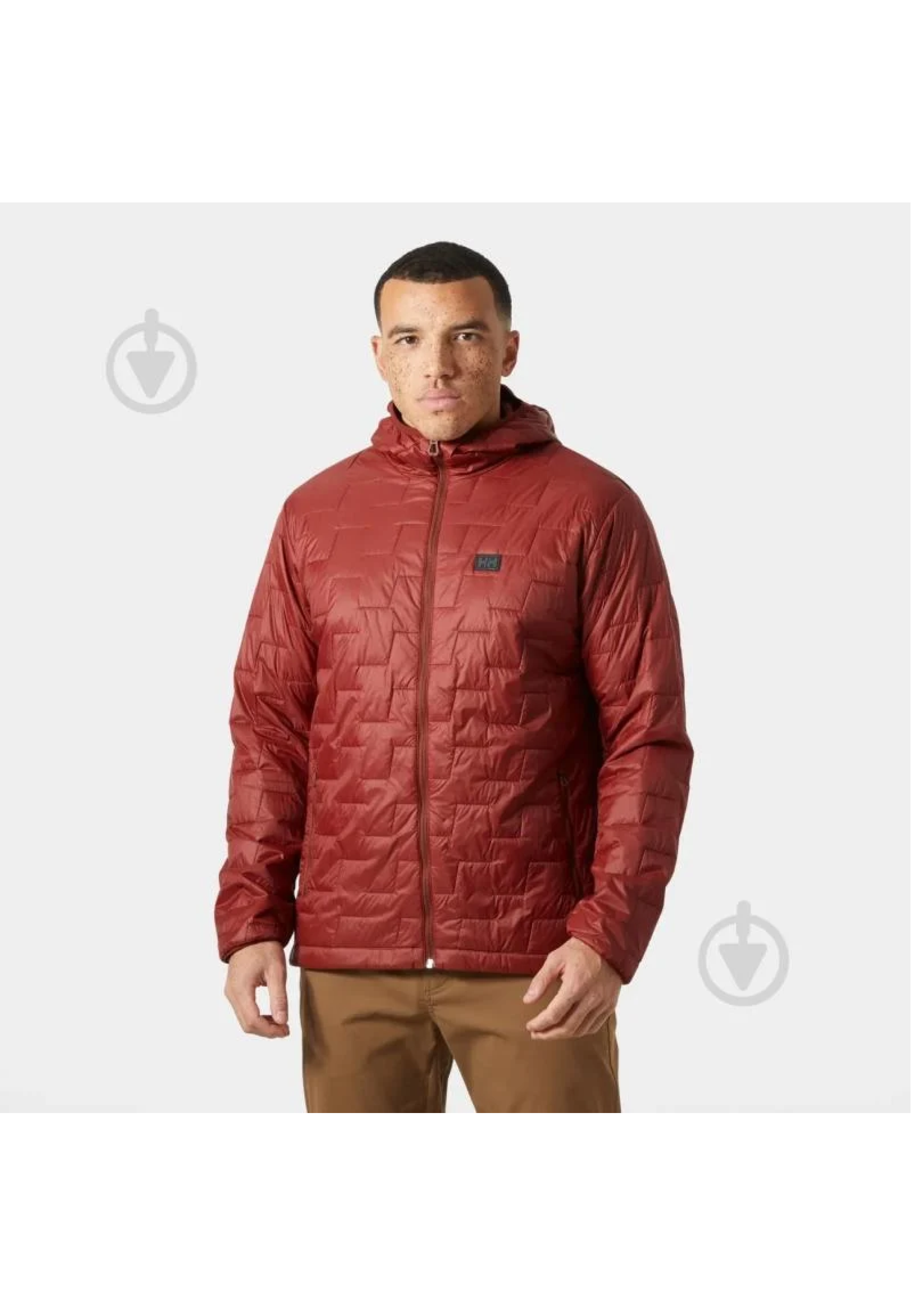 Зимний образ с курткой Helly Hansen LIFALOFT Hooded Insulator Mars Red и джинсами 2025