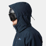 Чоловіча куртка Helly Hansen Juniper 3.0 Navy у зимовому образі на снігу