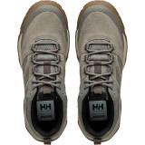 Образ с кроссовками Helly Hansen Switchback Low 3 HT Fallen Rock на мокрой горной тропе 2026