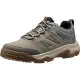 Образ с кроссовками Helly Hansen Switchback Low 3 HT Fallen Rock на мокрой горной тропе 2026