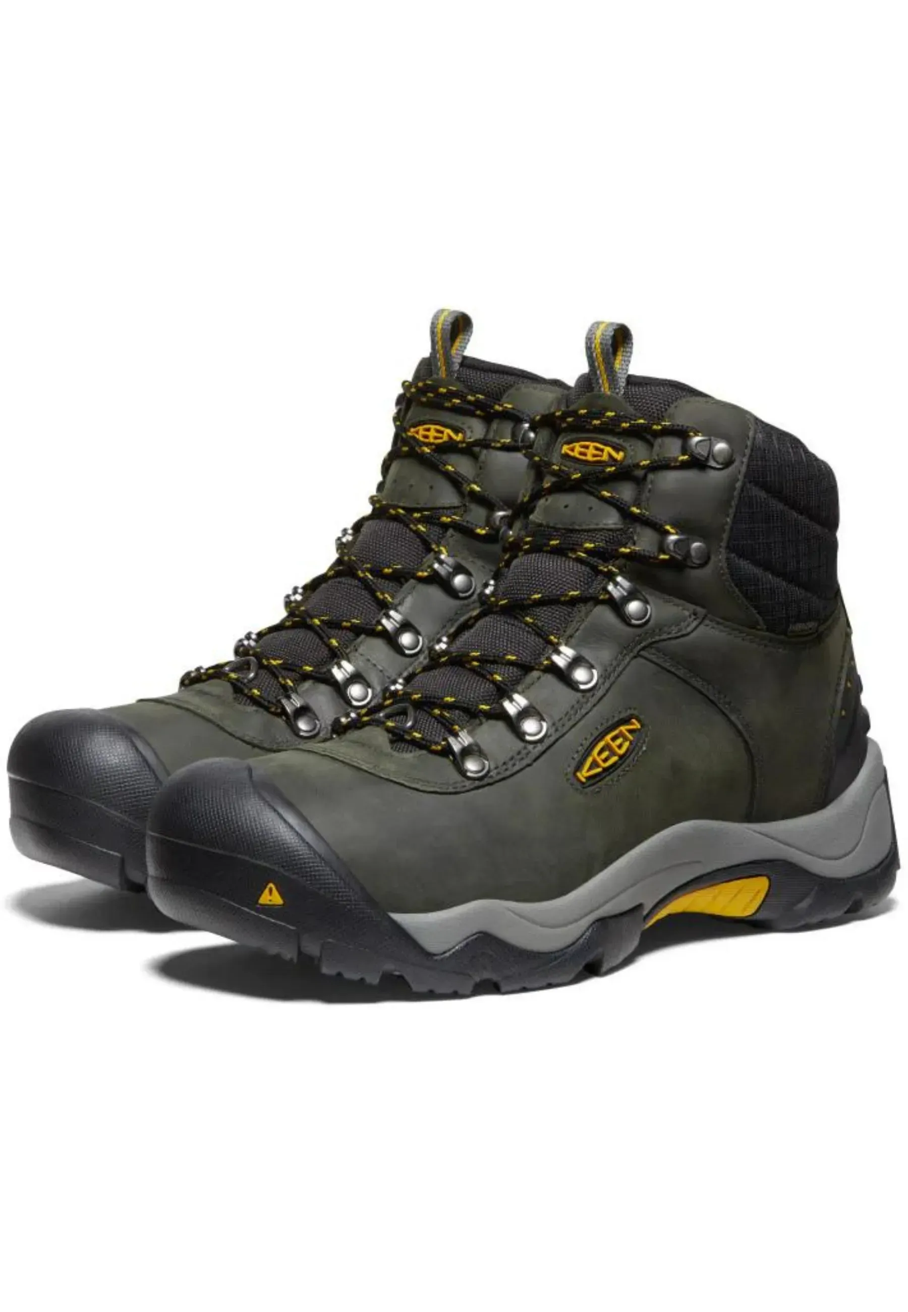 Hiking outfit with KEEN Revel III Mid Waterproof Magnet/Tawny Olive boots in mountains 2026