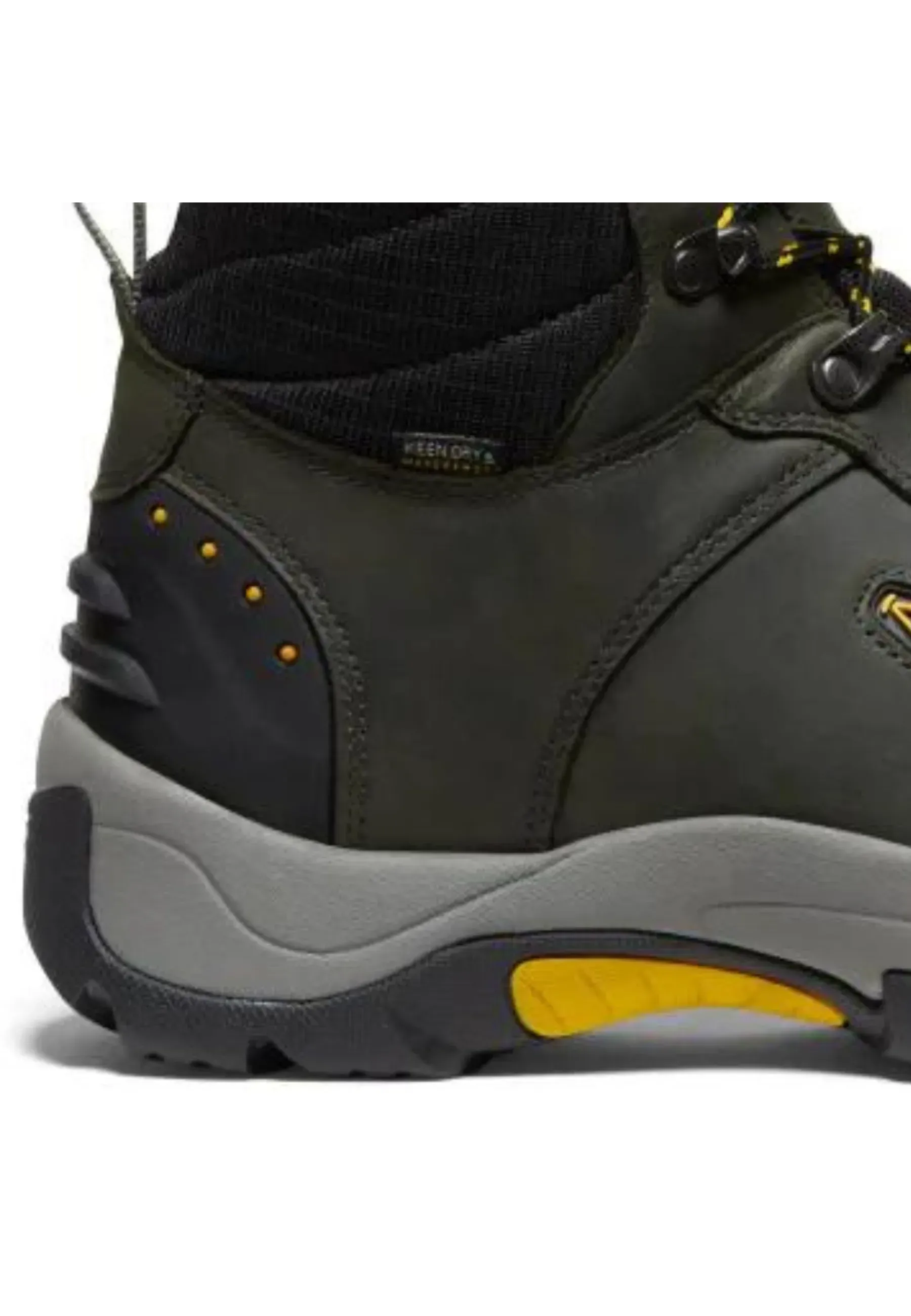 Hiking outfit with KEEN Revel III Mid Waterproof Magnet/Tawny Olive boots in mountains 2026