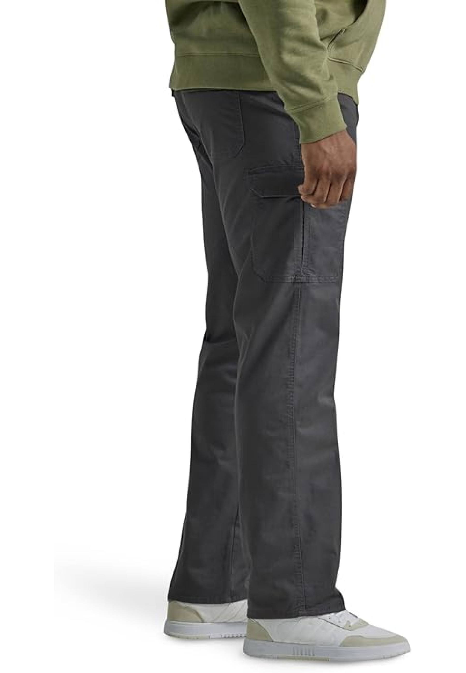 Образ с брюками LEE Extreme Motion Twill Cargo Pant Charcoal и кроссовками для активного стиля 2026