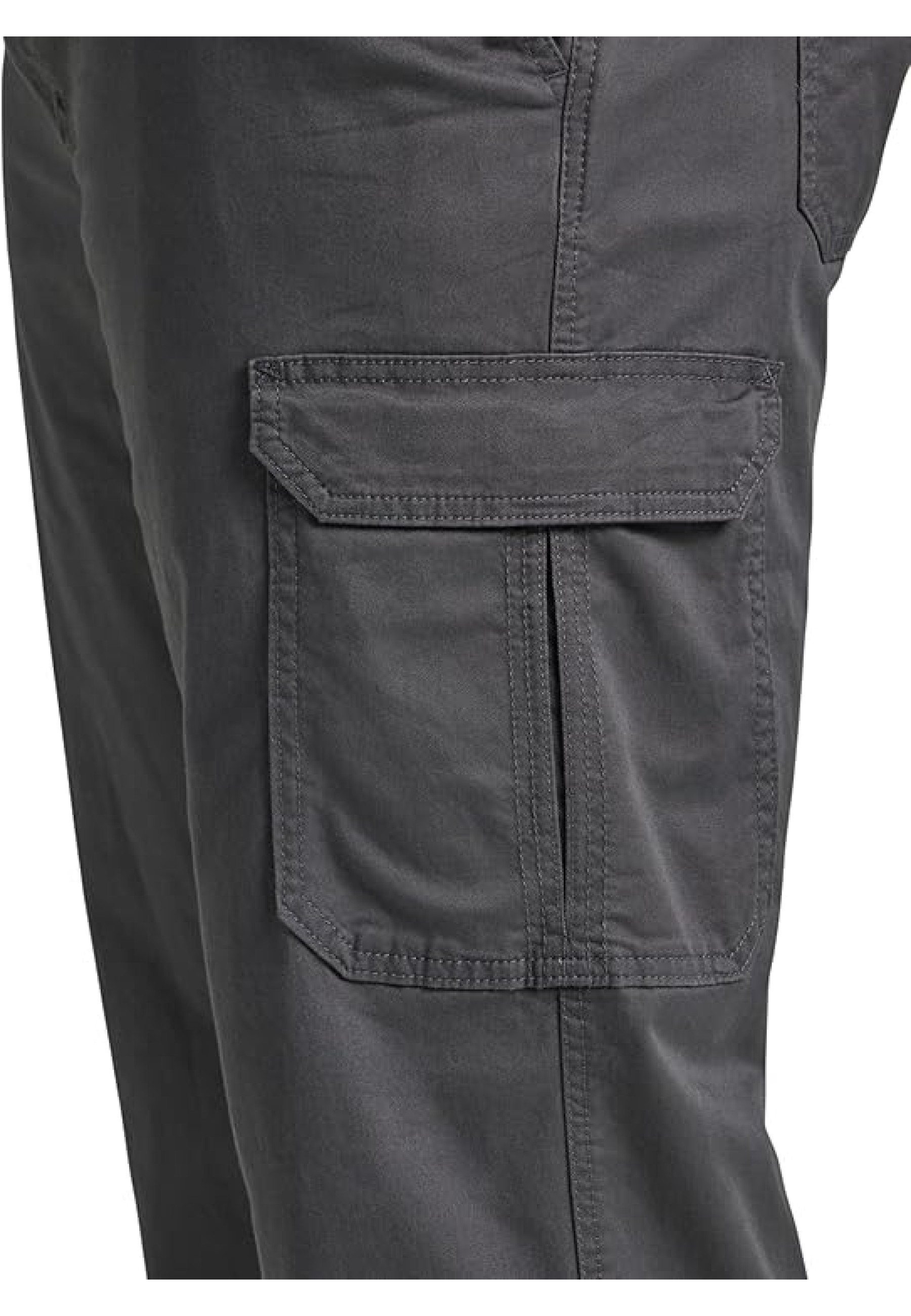 Образ с брюками LEE Extreme Motion Twill Cargo Pant Charcoal и кроссовками для активного стиля 2026