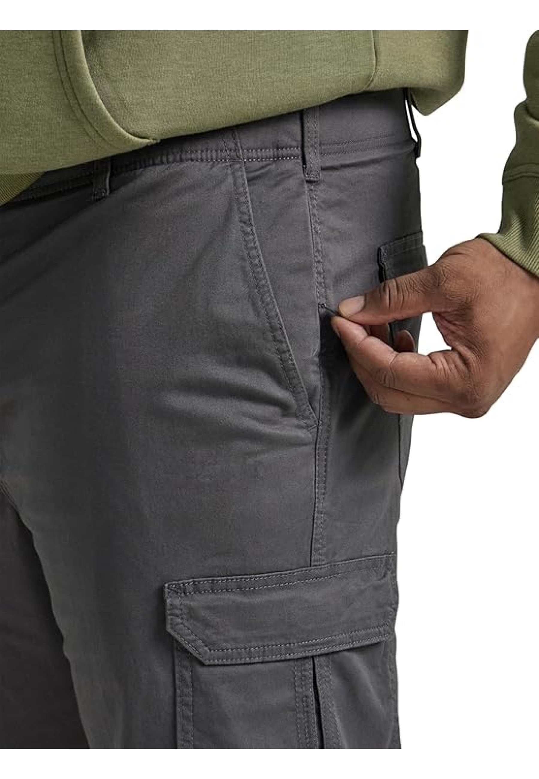Образ с брюками LEE Extreme Motion Twill Cargo Pant Charcoal и кроссовками для активного стиля 2026