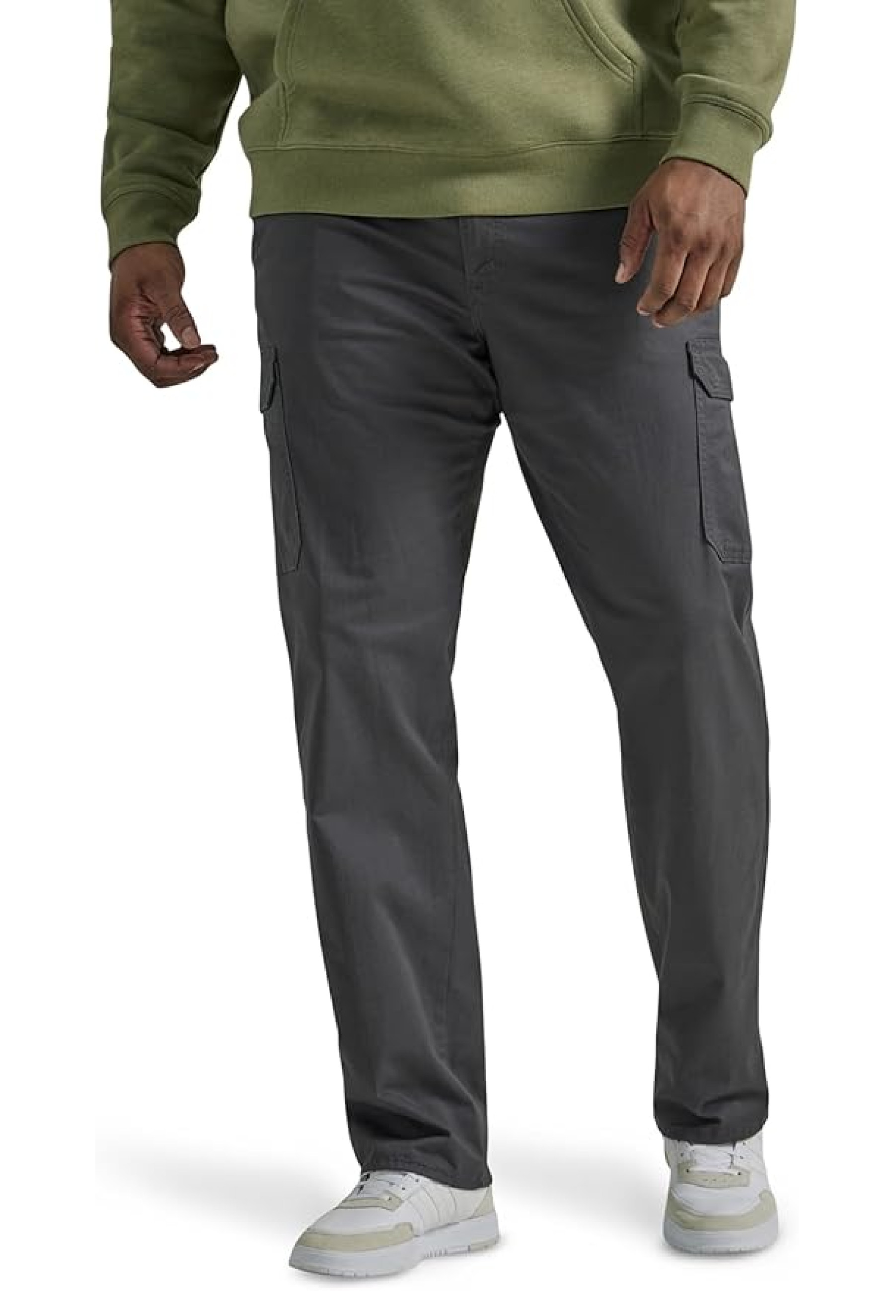 Образ с брюками LEE Extreme Motion Twill Cargo Pant Charcoal и кроссовками для активного стиля 2026