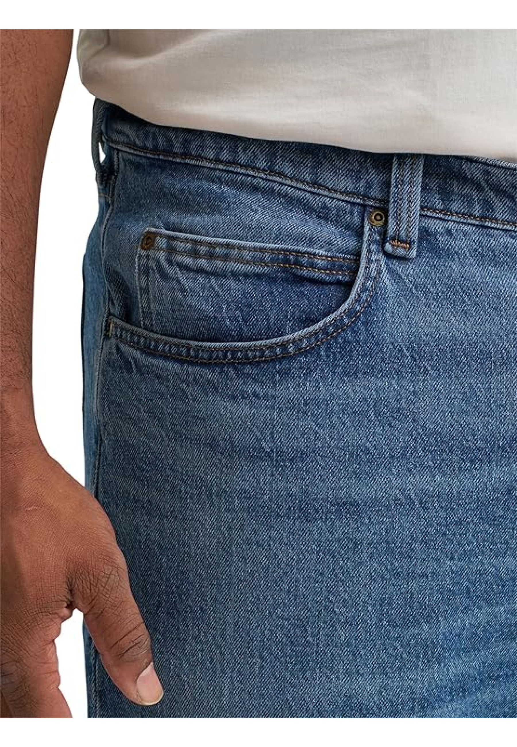 Lee Men's Legendary Regular Straight Jean Henderson in casual everyday look