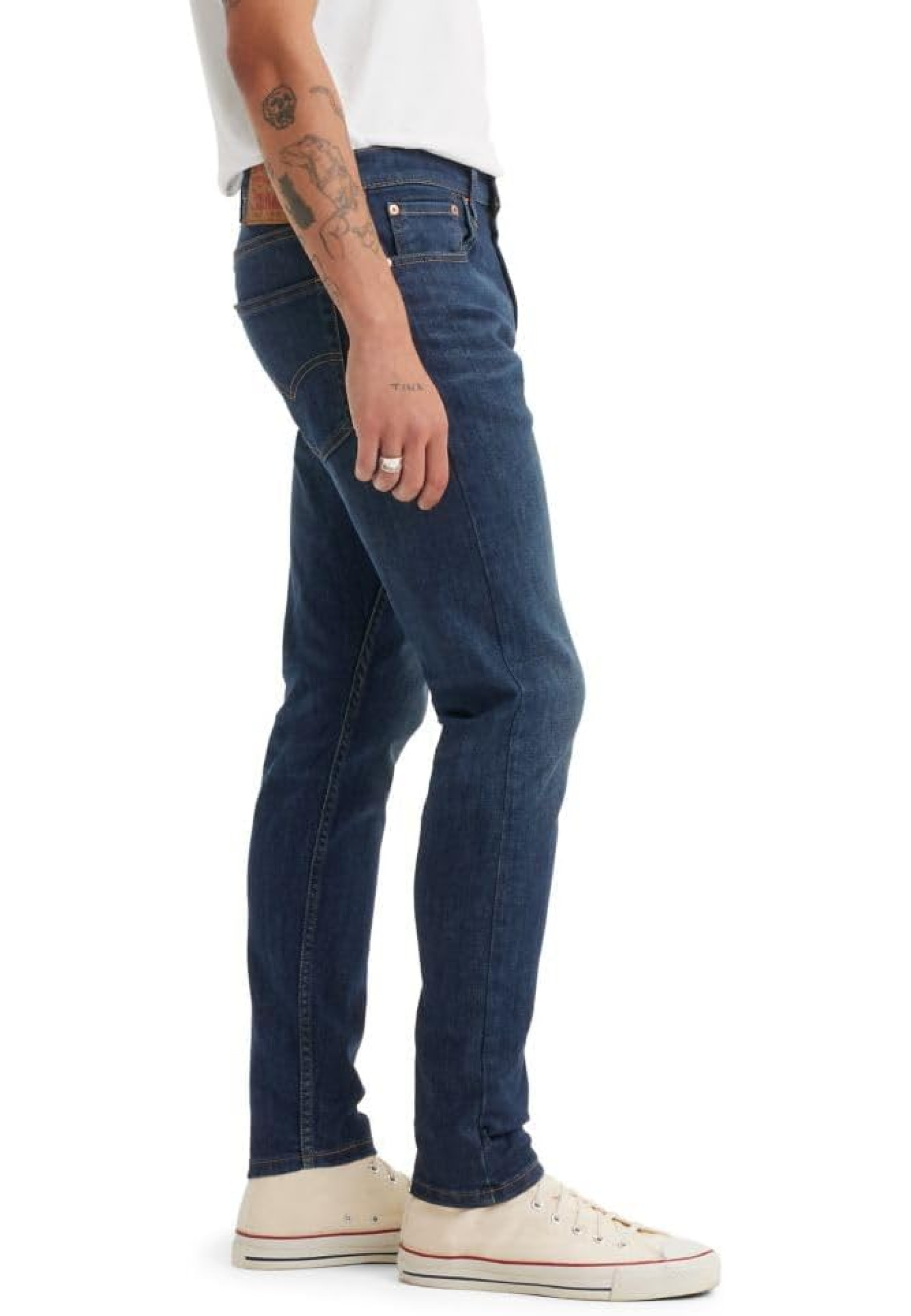 Чоловічі джинси Levi's 512 Slim Taper Red Haze Dark Wash у міському casual образі