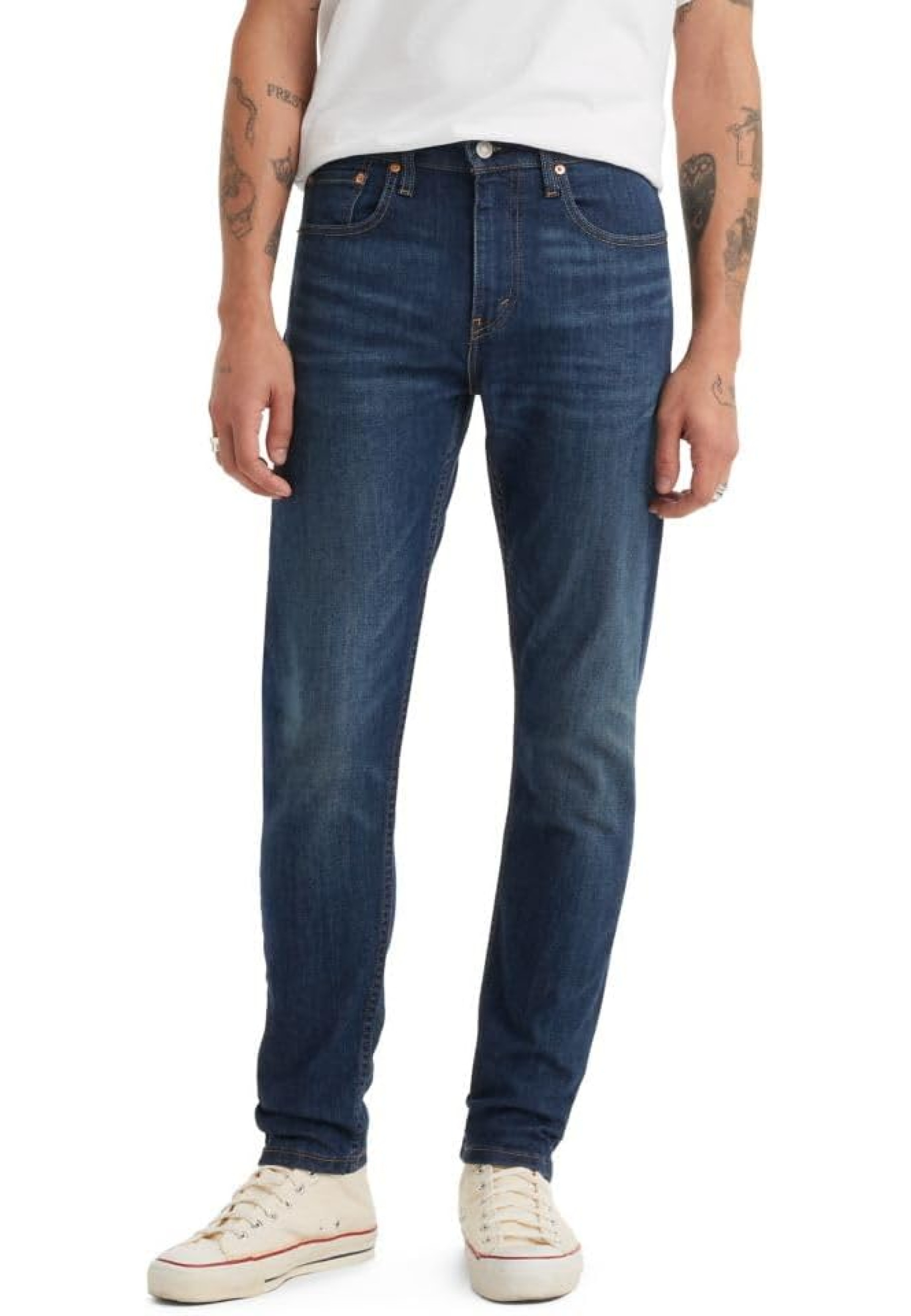 Чоловічі джинси Levi's 512 Slim Taper Red Haze Dark Wash у міському casual образі