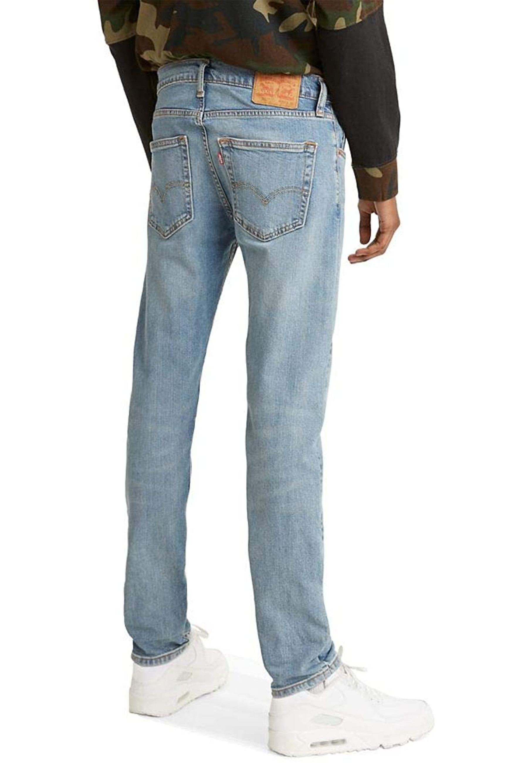 Образ з джинсами Levi's 512 Slim Taper Fit Worn to Ride на щоденній прогулянці 2026