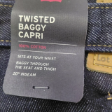 Образ с джинсовыми шортами Levi’s Twisted Baggy CAPRI Twist And Sew на летней прогулке 2026