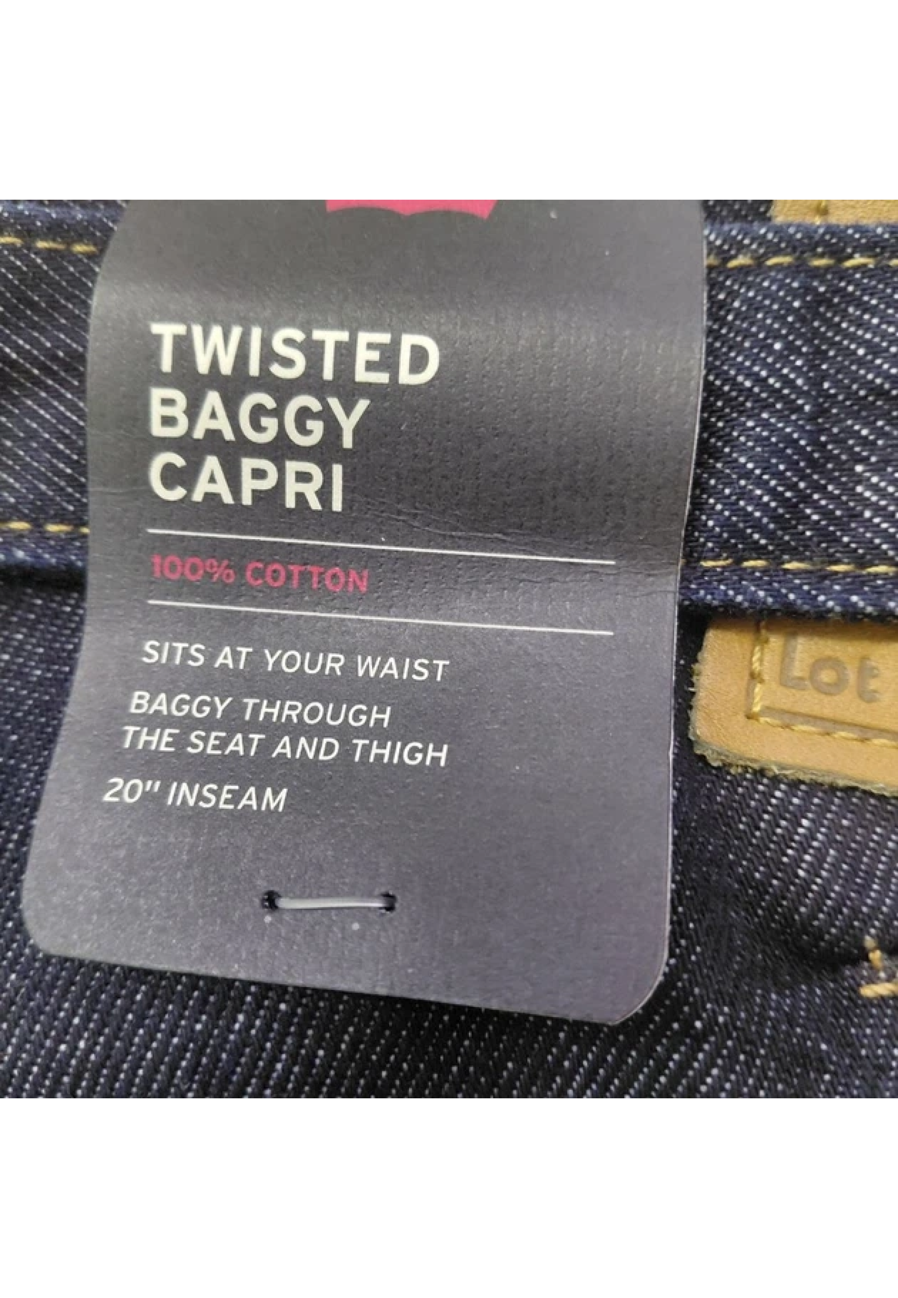 Образ с джинсовыми шортами Levi’s Twisted Baggy CAPRI Twist And Sew на летней прогулке 2026