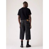 Образ с джинсовыми шортами Levi’s Twisted Baggy CAPRI Twist And Sew на летней прогулке 2026