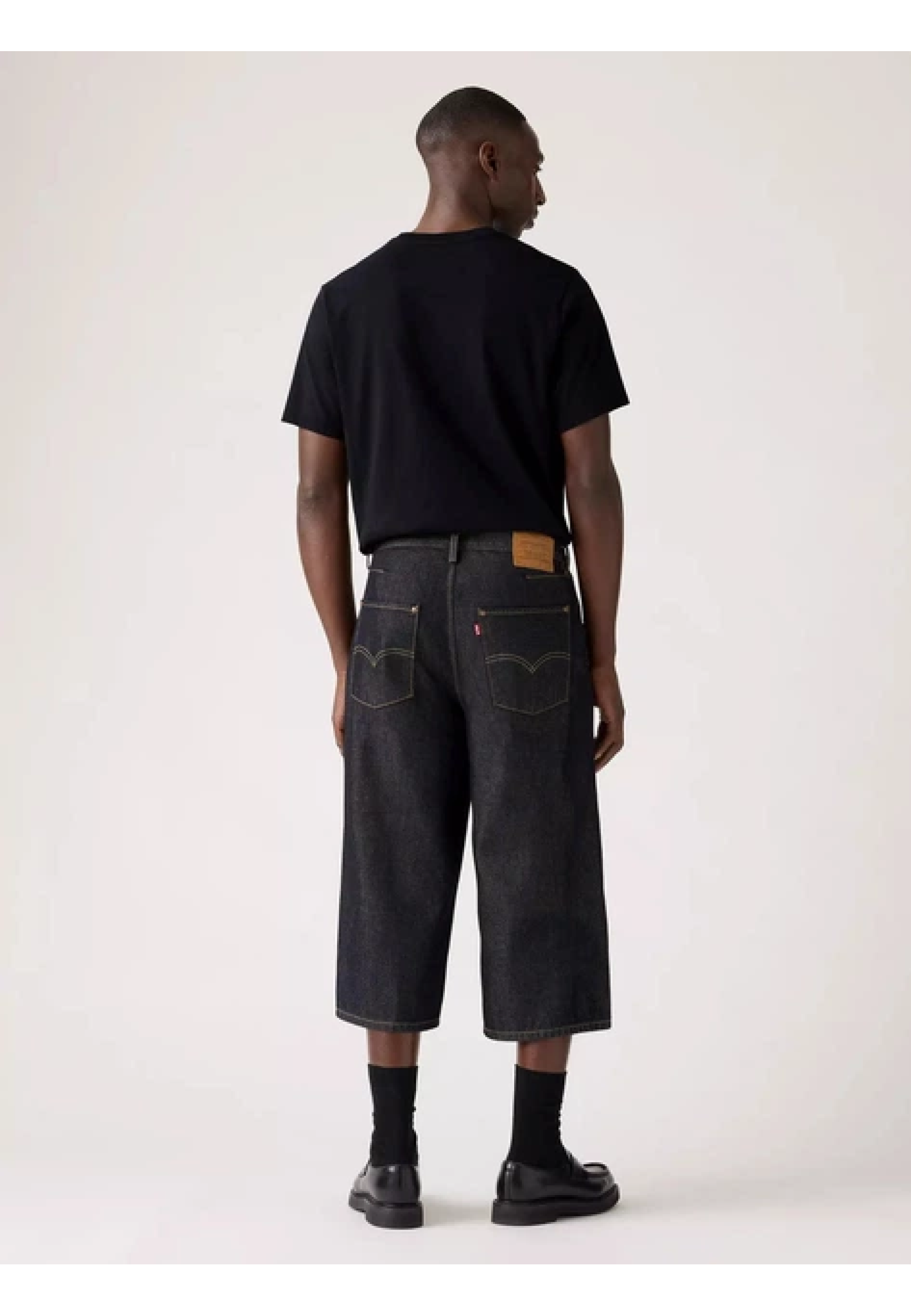 Образ с джинсовыми шортами Levi’s Twisted Baggy CAPRI Twist And Sew на летней прогулке 2026