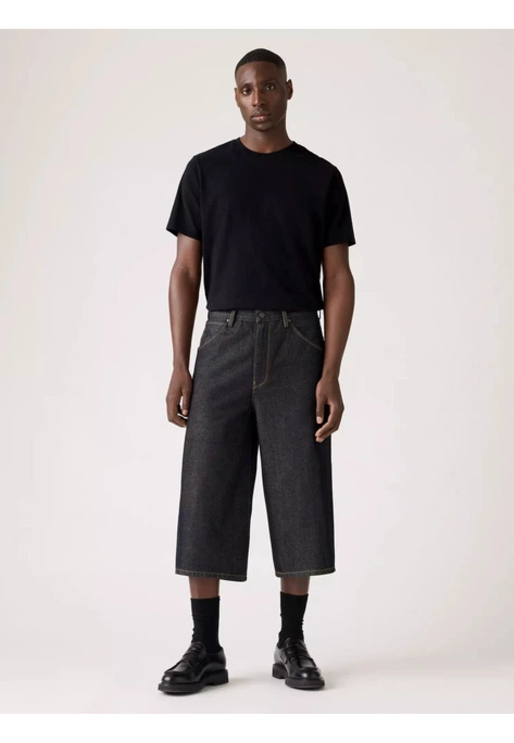 Образ с джинсовыми шортами Levi’s Twisted Baggy CAPRI Twist And Sew на летней прогулке 2026