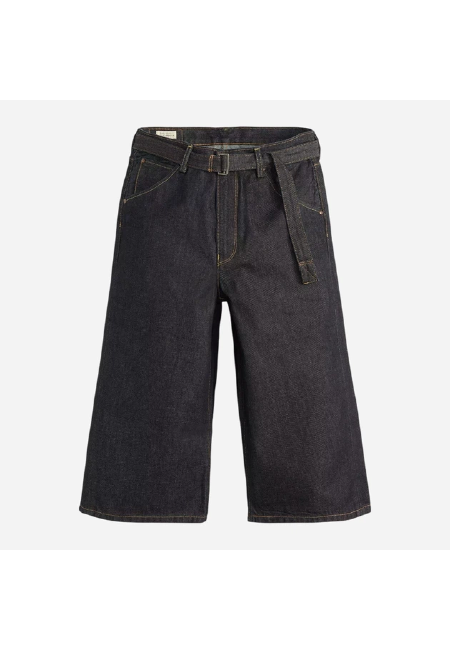 Образ с джинсовыми шортами Levi’s Twisted Baggy CAPRI Twist And Sew на летней прогулке 2026