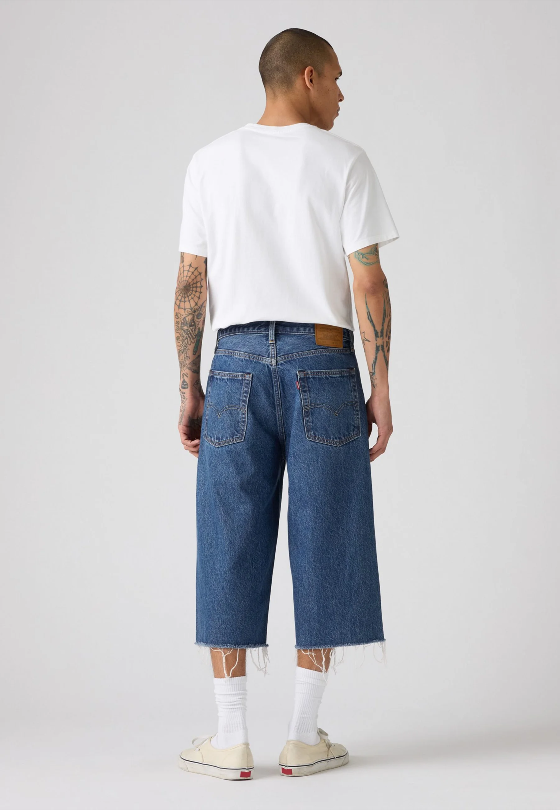 Образ с джинсовыми шортами Levi's 478 Baggy Capri Song Of The Year на летней прогулке 2026